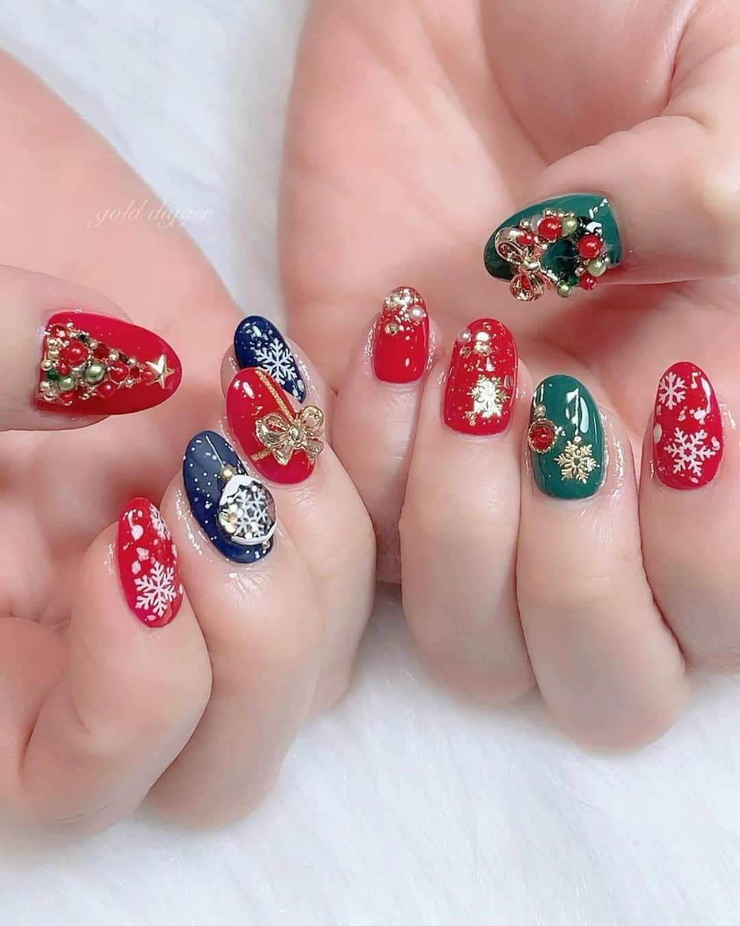 Icegel Nailさんのインスタグラム写真 - (Icegel NailInstagram)「크리스마스🎄크리스마스🎁 겨울 #크리스마스네일 에 딱! 인 구슬이 있어요!! 아이스젤의 신상품! #데코펄비즈 #블리스비즈   #트리네일 #리스네일 Shop보기를 클릭하시면! 크리스마스네일 하기 딱! 좋은! 상품들을 추천 해 드릴께요!  台灣美甲美甲師可以在 ICEGEL global 網站購買商品 直接寄送囉 @icegel_global  #뷰티 #젤네일전문 #일상 #패션 #fashion #인싸템#네일#네일아트추천 #💅 #nailart #nails #beauty #네일샵오픈 #아이스젤 #icegel  #アイスジェル  Repost @golddigger_hiromi.t ・・・ ・ ✨ICEGELデコパール5点セット🫧  クリスマスネイルのオーナメントのような 3種類の大きさと可愛らしいカラーの 球体パールになります♡  クリスマスツリーやリースも このパーツさえあればバッチリ🎄💕  アイスジェルのクリスタルパーツジェルでつけると球体でもしっかりとつけられます☺️  🎄発売日🎄  2023.12.11  TATオンラインショップ【14時〜】  @nailshoptat  @icegelnail @icegelkorea  @icegel_japan  @icegel_global   #クリスマスネイル#クリスマスツリーネイル#クリスマスリースネイル#ブリスパール#ツリーアート#リースアート #クリスマスネイル #Xmas #christmas #冬ネイル ┈┈┈┈┈┈┈ ❁ ❁ ❁ ┈┈┈┈┈┈┈┈  🕊nail salon golddigger 大人可愛い上品ネイルお任せください🤍  綺麗めニュアンスネイル 上品オフィスネイル トレンドを押さえた大人可愛いネイル  アイボリーをメインに大人リッチな落ち着いた雰囲気のサロンです🕊✨  柔らかい光が差し込むプライベートサロンで ゆったりとした贅沢な時間をお過ごし下さい🤍  ⋆⸜ 営業時間 ⸝⋆ 火曜日〜日曜日 10時〜20時 定休日  月曜日   六本木駅から徒歩1分 プライベートサロンの為、住所の詳細はDMにてお問い合わせください。 (ご新規様のご予約はストーリーをcheckしてね😌)」12月10日 11時43分 - icegelnail