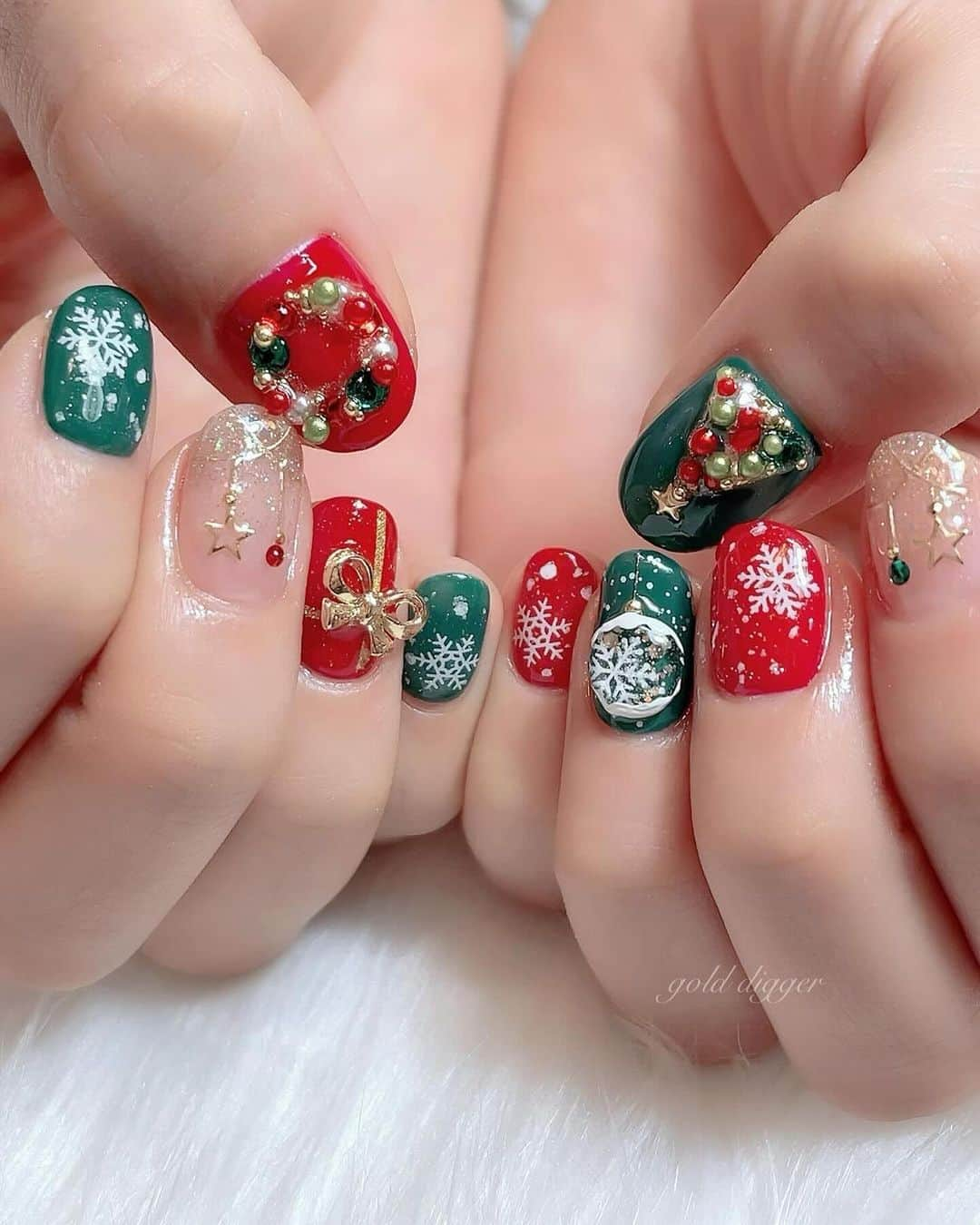 Icegel Nailさんのインスタグラム写真 - (Icegel NailInstagram)「크리스마스🎄크리스마스🎁 겨울 #크리스마스네일 에 딱! 인 구슬이 있어요!! 아이스젤의 신상품! #데코펄비즈 #블리스비즈   #트리네일 #리스네일 Shop보기를 클릭하시면! 크리스마스네일 하기 딱! 좋은! 상품들을 추천 해 드릴께요!  台灣美甲美甲師可以在 ICEGEL global 網站購買商品 直接寄送囉 @icegel_global  #뷰티 #젤네일전문 #일상 #패션 #fashion #인싸템#네일#네일아트추천 #💅 #nailart #nails #beauty #네일샵오픈 #아이스젤 #icegel  #アイスジェル  Repost @golddigger_hiromi.t ・・・ ・ ✨ICEGELデコパール5点セット🫧  クリスマスネイルのオーナメントのような 3種類の大きさと可愛らしいカラーの 球体パールになります♡  クリスマスツリーやリースも このパーツさえあればバッチリ🎄💕  アイスジェルのクリスタルパーツジェルでつけると球体でもしっかりとつけられます☺️  🎄発売日🎄  2023.12.11  TATオンラインショップ【14時〜】  @nailshoptat  @icegelnail @icegelkorea  @icegel_japan  @icegel_global   #クリスマスネイル#クリスマスツリーネイル#クリスマスリースネイル#ブリスパール#ツリーアート#リースアート #クリスマスネイル #Xmas #christmas #冬ネイル ┈┈┈┈┈┈┈ ❁ ❁ ❁ ┈┈┈┈┈┈┈┈  🕊nail salon golddigger 大人可愛い上品ネイルお任せください🤍  綺麗めニュアンスネイル 上品オフィスネイル トレンドを押さえた大人可愛いネイル  アイボリーをメインに大人リッチな落ち着いた雰囲気のサロンです🕊✨  柔らかい光が差し込むプライベートサロンで ゆったりとした贅沢な時間をお過ごし下さい🤍  ⋆⸜ 営業時間 ⸝⋆ 火曜日〜日曜日 10時〜20時 定休日  月曜日   六本木駅から徒歩1分 プライベートサロンの為、住所の詳細はDMにてお問い合わせください。 (ご新規様のご予約はストーリーをcheckしてね😌)」12月10日 11時43分 - icegelnail