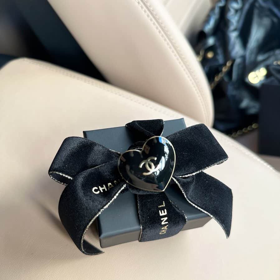kyoco_ococのインスタグラム：「Holiday wrapping 🖤  この時期だけの特別ラッピング ほんと可愛い🥹🖤  シンプルなピアスをGET🫶🏻  @chanelofficial  #chanel#chanel22#シャネル#シャネルピアス」