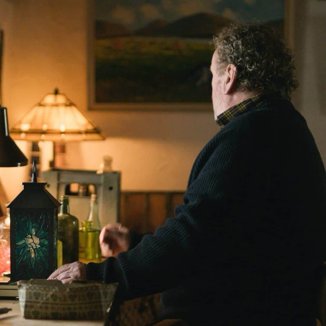 ブライス・ダラス・ハワードのインスタグラム：「“The Note” 💌 Written by Kevin Jakubowski, Starring Colm Meaney, Filmed in beautiful Ireland, and Directed by yours truly. Congratulations to everyone involved! ❤️ Watch now @ the 🔗 in bio」