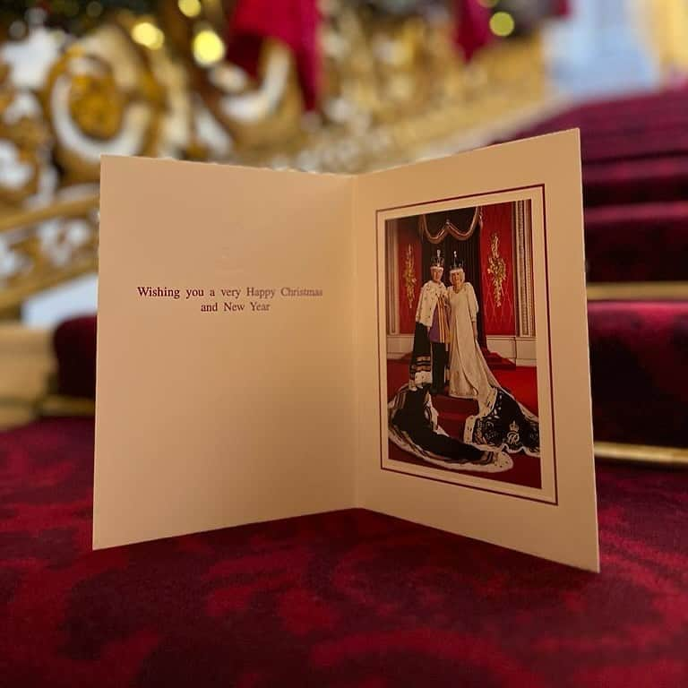 ロイヤル・ファミリーさんのインスタグラム写真 - (ロイヤル・ファミリーInstagram)「🎄 This year’s official Christmas card features a photograph of The King and Queen taken in the Throne Room at Buckingham Palace on Coronation Day by Hugo Burnand.」12月10日 6時18分 - theroyalfamily