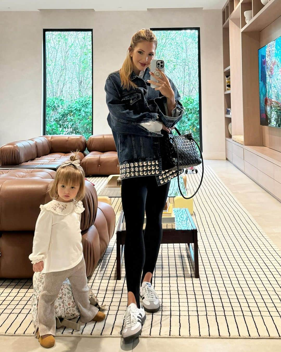 Sascha Barbozaさんのインスタグラム写真 - (Sascha BarbozaInstagram)「Ahora tengo compañera  para mis fotos de #ootd 🤣❤️ le encanta! Hoy es un look cómodo para caminar con las niñas」12月10日 6時24分 - saschafitness