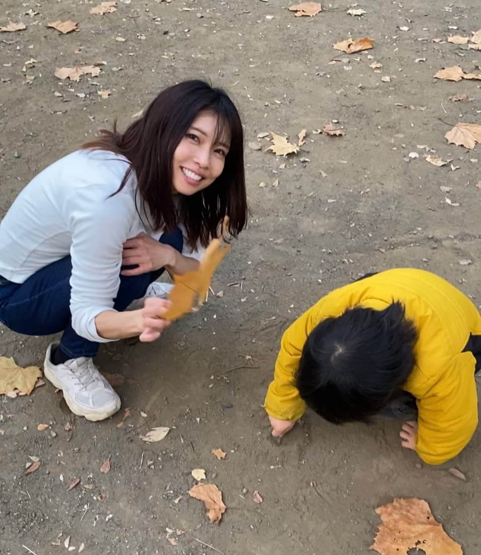 寺川奈津美のインスタグラム：「走りの練習を却下されている図。 #砂遊びがいいそうです #今日も20度前後 #よい日曜を #北日本は大幅ダウンですね」