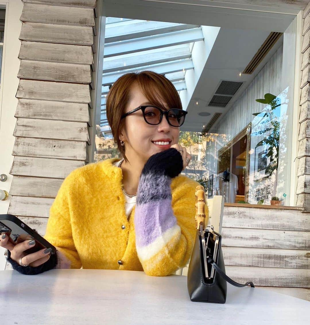 megumi kobayashiさんのインスタグラム写真 - (megumi kobayashiInstagram)「パーソナルカラースプリングの私、 30代も後半になってくると、服を着た時の顔写りを重視するようになってきました🌿 スプリングが持つ要素として ・暖かみを感じる色相環 ・コントラストの強い色合わせ ・艶のある肌感 . がキーになる🗝💓　 似合う色を顔周りに持ってくるだけでツヤっとしていて元気いっぱい🫶 ブルベ冬のカラーが大好きな私ですが、正反対のスプリングな自分も好きになれるように😋 . そしてノーマルカメラでも耐えれる毛穴は @ninetails.45 のおかげです🥹💖 . #outfit」12月10日 6時38分 - meg_nail