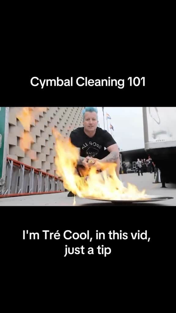 Green Dayのインスタグラム：「Birthday boy @trecool with cymbal cleaning 101」