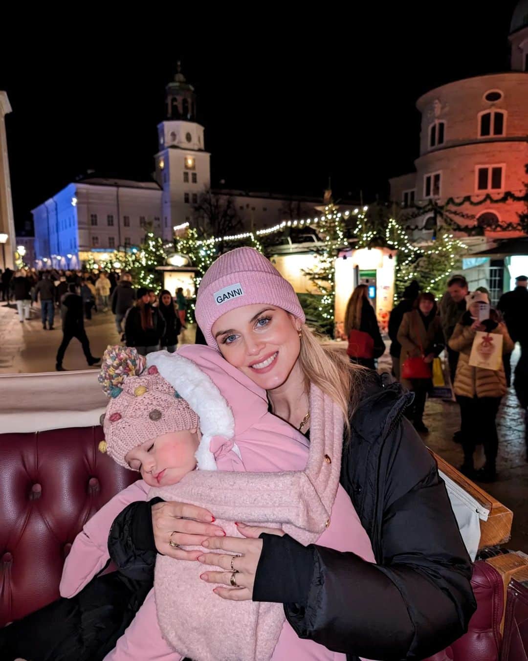 Ashley Jamesさんのインスタグラム写真 - (Ashley JamesInstagram)「Well hello from Salzburg! My first time in Austria for Nana's special birthday 🎄❤️✨  It's so beautiful and festive here: we went to a traditional beer place today and then spent the evening at the Christmas market and even took a horse ride at night.   It's cold but we're prepared for it so it's actually ok. Alf has been so happy as you can see if you swipe along. He's always happy when lots of his family are around and nearly all of Tommy's immediate family are all here. I'm obsessed with his little Zara snow boots. ☺️🤍  I'm particularly excited about being here because when I was at first school I would take the Sound of Music in (on VHS) every single day in the hope we could watch it. When I was eventually banned from bringing in the video🎁, I'd bring the tape cassette in. (Tell me you're old without telling me, talking about VHS and tapes 😂🥺). I'm SO excited because we're going to be doing the Sound of Music tour. Tommy's dad has organised everything. ❤️✨🙏🏼  Tomorrow we're chilling up in the mountains in the snow. It might be time to build a snowman! Alf was so excited when he got here he kept asking where Santa and the reindeer were. 🤍⛄  I'll share more about the trip on stories when I get a minute to myself when I'm not in bed falling asleep, but we brought the double pushchair this trip! So happy we did as it's been amazing for all the different terrain.  Anyway, any tips for Salzburg let me know. 🙏🏼✨🇦🇹」12月10日 6時54分 - ashleylouisejames