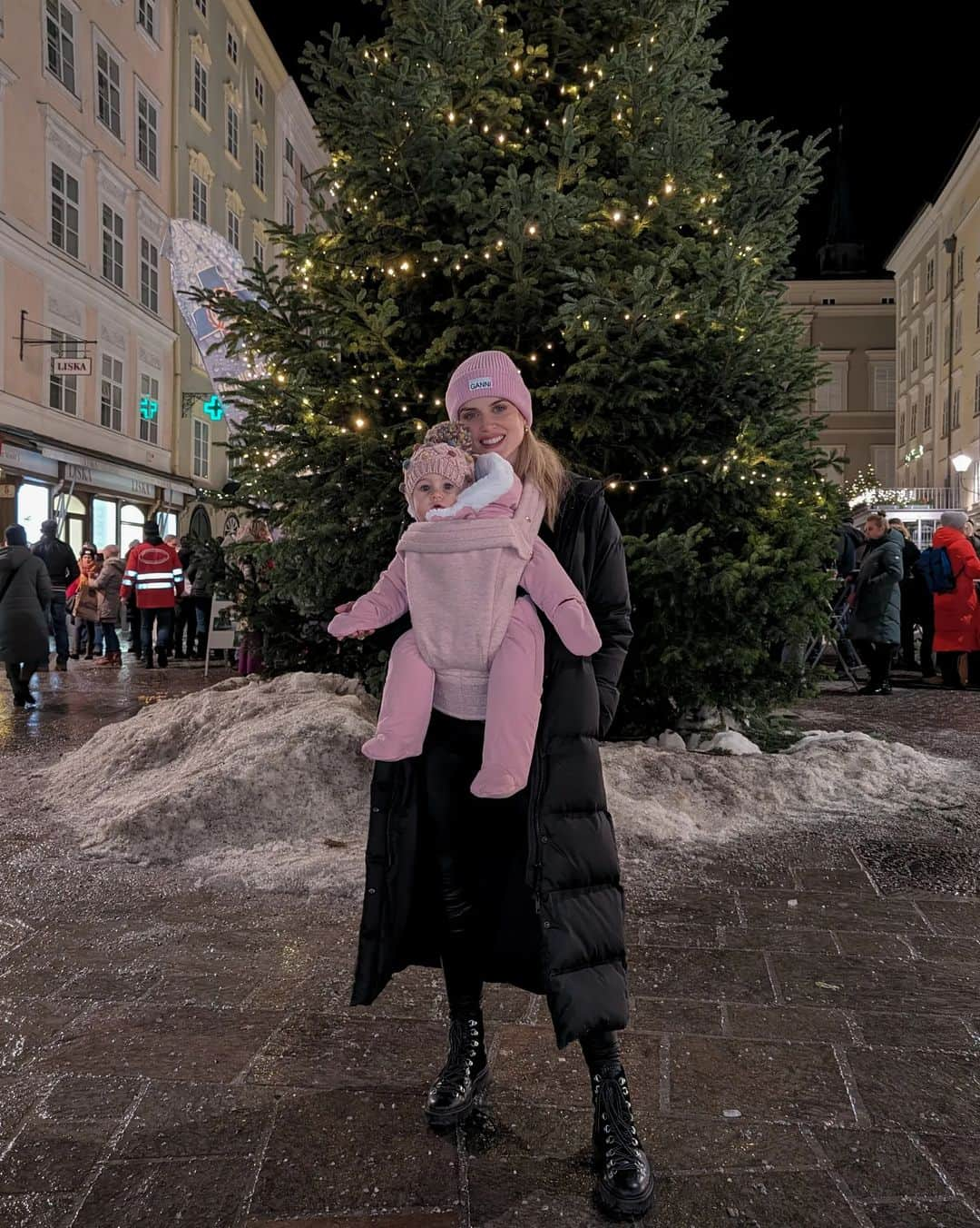 Ashley Jamesさんのインスタグラム写真 - (Ashley JamesInstagram)「Well hello from Salzburg! My first time in Austria for Nana's special birthday 🎄❤️✨  It's so beautiful and festive here: we went to a traditional beer place today and then spent the evening at the Christmas market and even took a horse ride at night.   It's cold but we're prepared for it so it's actually ok. Alf has been so happy as you can see if you swipe along. He's always happy when lots of his family are around and nearly all of Tommy's immediate family are all here. I'm obsessed with his little Zara snow boots. ☺️🤍  I'm particularly excited about being here because when I was at first school I would take the Sound of Music in (on VHS) every single day in the hope we could watch it. When I was eventually banned from bringing in the video🎁, I'd bring the tape cassette in. (Tell me you're old without telling me, talking about VHS and tapes 😂🥺). I'm SO excited because we're going to be doing the Sound of Music tour. Tommy's dad has organised everything. ❤️✨🙏🏼  Tomorrow we're chilling up in the mountains in the snow. It might be time to build a snowman! Alf was so excited when he got here he kept asking where Santa and the reindeer were. 🤍⛄  I'll share more about the trip on stories when I get a minute to myself when I'm not in bed falling asleep, but we brought the double pushchair this trip! So happy we did as it's been amazing for all the different terrain.  Anyway, any tips for Salzburg let me know. 🙏🏼✨🇦🇹」12月10日 6時54分 - ashleylouisejames