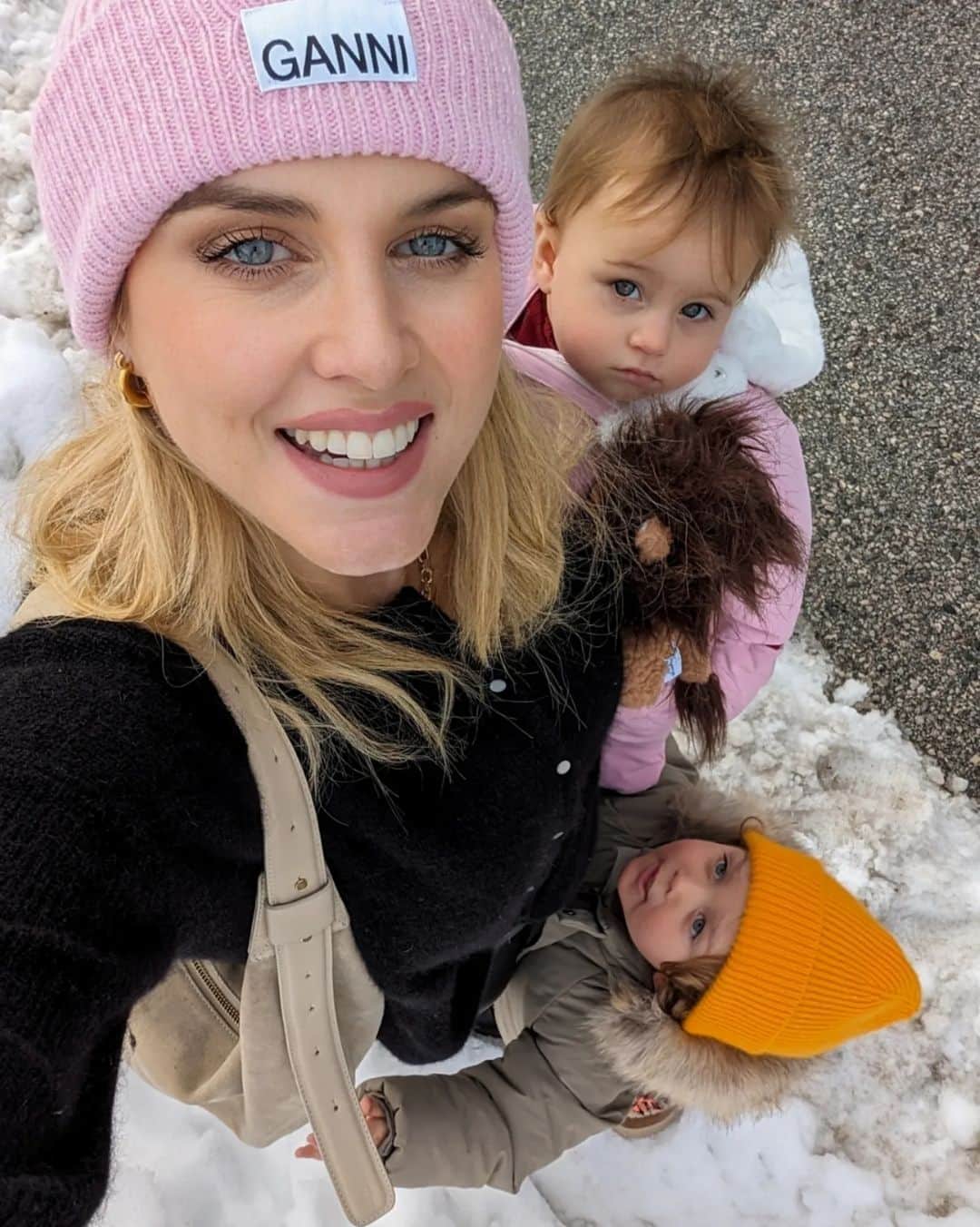 Ashley Jamesのインスタグラム：「Well hello from Salzburg! My first time in Austria for Nana's special birthday 🎄❤️✨  It's so beautiful and festive here: we went to a traditional beer place today and then spent the evening at the Christmas market and even took a horse ride at night.   It's cold but we're prepared for it so it's actually ok. Alf has been so happy as you can see if you swipe along. He's always happy when lots of his family are around and nearly all of Tommy's immediate family are all here. I'm obsessed with his little Zara snow boots. ☺️🤍  I'm particularly excited about being here because when I was at first school I would take the Sound of Music in (on VHS) every single day in the hope we could watch it. When I was eventually banned from bringing in the video🎁, I'd bring the tape cassette in. (Tell me you're old without telling me, talking about VHS and tapes 😂🥺). I'm SO excited because we're going to be doing the Sound of Music tour. Tommy's dad has organised everything. ❤️✨🙏🏼  Tomorrow we're chilling up in the mountains in the snow. It might be time to build a snowman! Alf was so excited when he got here he kept asking where Santa and the reindeer were. 🤍⛄  I'll share more about the trip on stories when I get a minute to myself when I'm not in bed falling asleep, but we brought the double pushchair this trip! So happy we did as it's been amazing for all the different terrain.  Anyway, any tips for Salzburg let me know. 🙏🏼✨🇦🇹」
