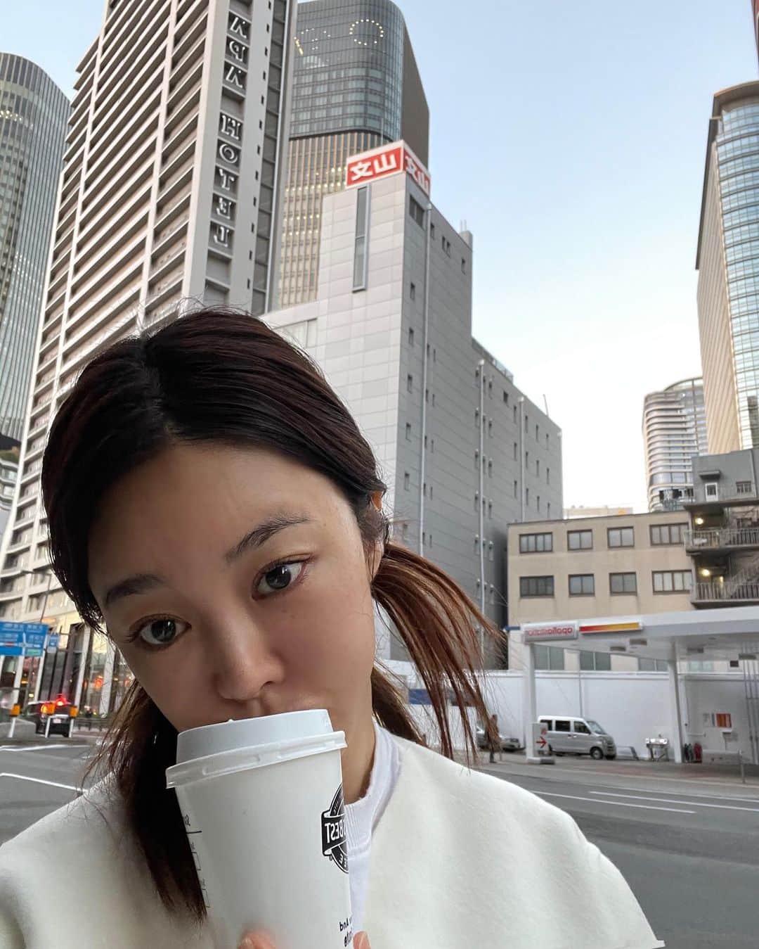 チョ・ミニョンのインスタグラム：「이마에 베게자국과 함께 굿모닝🫶🏻  잠시 후 12시에 비채리바로 만날게요 대장 뚜러뻥 장착할 준비하세요 ☺︎」