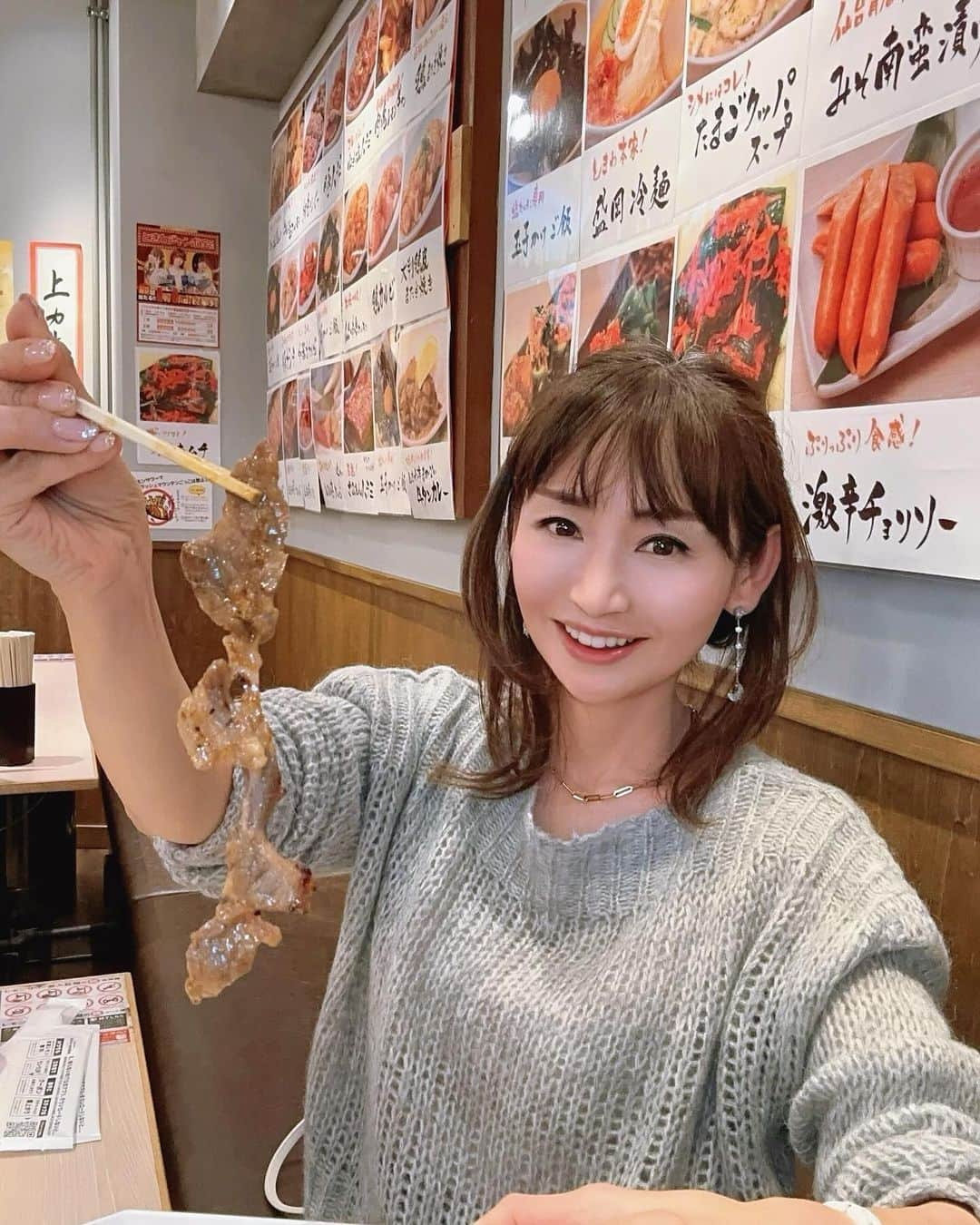 長谷川夕希子さんのインスタグラム写真 - (長谷川夕希子Instagram)「夕希ログだよー🍖🥩😋  0秒レモン🍋サワーで乾パーイ🍻✨と 大好物💗ラムチョプを持ってニンマリの図🥰  目黒駅🚉から徒歩2分の所にある　 目黒 0秒レモンサワー 仙台ホルモン焼肉酒場 ときわ亭	 @tokiwatei_meguro  @tokiwatei_official  で、 「北海道直送の生ラム」を網焼きで✨ 食べられる『ジンギスカンと焼肉🥓を 同時に愉しめちゃうコース』堪能してきました😋💞  ラムチョップの大きさ見て❣️🤩 すごいでしょ♪😘  ラム肉私大好きだから、 生ラムジンギスカン食べ放題って 嬉し過ぎ💗  新鮮なラム肉だからクセもなく肉汁が ジューシーで美味しいー😋♪  鉄分補給&美肌効果でレバーも頼んだけど、大きさにまたビックリ😍💗  テーブルで注げる0秒レモン🍋サワー も飲み放題✨  スワイプして私の飲みっぷりやお肉🍖の 網焼き臨場感見てみてー💓  味変で８種のフレーバーも楽しめるのも魅力😋 私は、つぶつぶ贅沢レモン🍋と 内緒のカシスにしてみたよ🎵  コレがまた、焼肉ともジンギスカンとも マリアージュバッチリ👍✨  お肉大好きZ世代女子とモリモリ飲んで食べて大満足✨  皆んなでワイワイ忘年会・新年会にも 良いな😊💓  ラム肉さえ食べてれば、美人になると言われてるから美意識高い方にもおすすめです❣️  ※「焼肉とジンギスカンを同時に楽しめるコース」 は、『目黒 0秒レモンサワー 仙台ホルモン焼肉酒場 ときわ亭』@tokiwatei_meguro 限定 詳細は、公式ホームページで確認できます。  JR・都営三田線・東急目黒線・南北線 目黒駅🚉🚇から徒歩2分🚶‍♀️  『目黒 0秒レモンサワー 仙台ホルモン焼肉酒場 ときわ亭	』 @tokiwatei_meguro   東京都目黒区下目黒1丁目1-2七幸ビルB1F  📞 03-6421-7541  #ときわ亭 #ときわ亭目黒店 #ジンギスカン #0秒レモンサワー #pr #ラム  #ラム肉  #ジンギスカン  #肉スタグラム  #目黒グルメ  #美魔女 #女子会ディナー  #忘年会シーズン  #飲み放題あり  #食べ放題飲み放題」12月10日 7時06分 - yukikogabby