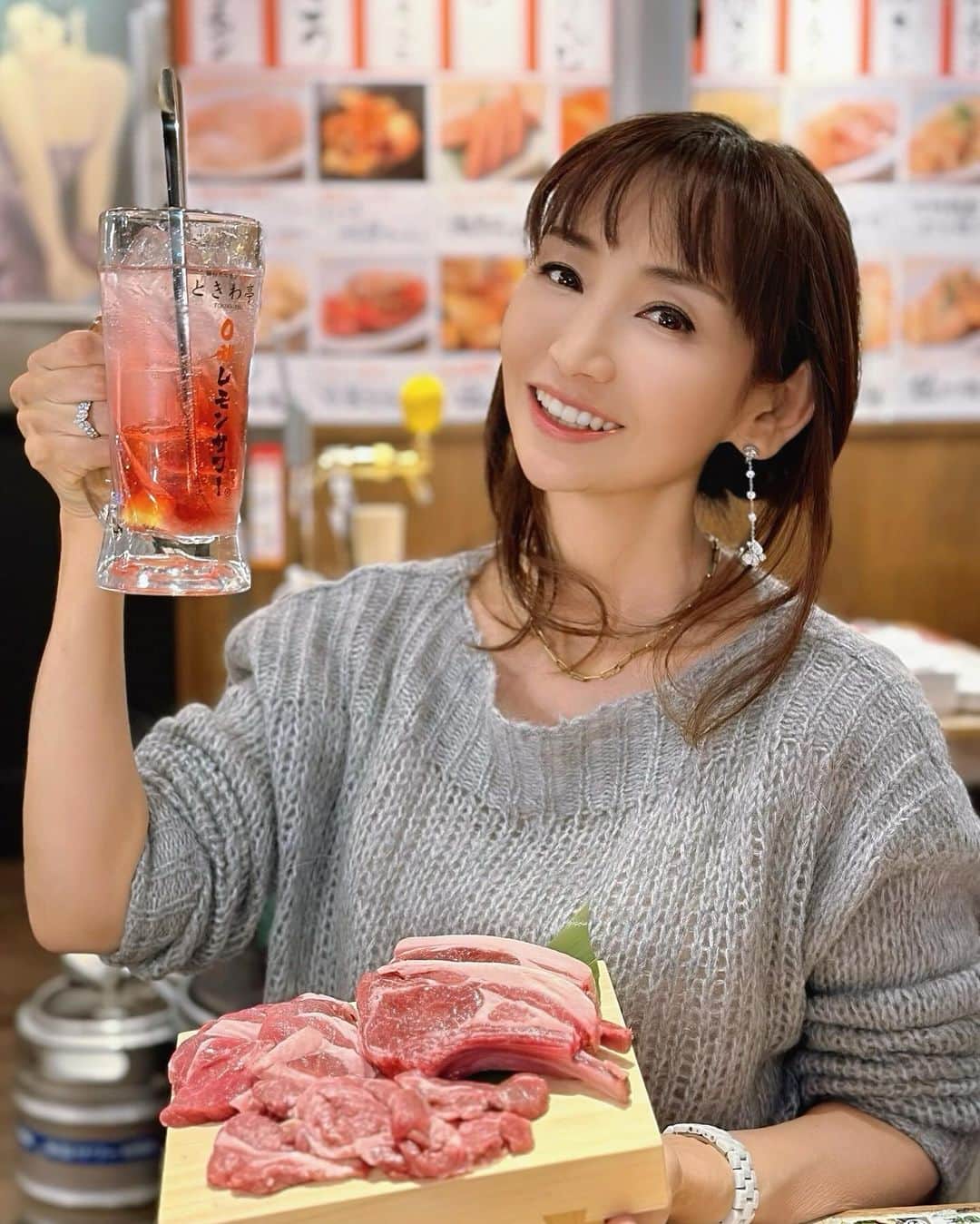 長谷川夕希子のインスタグラム：「夕希ログだよー🍖🥩😋  0秒レモン🍋サワーで乾パーイ🍻✨と 大好物💗ラムチョプを持ってニンマリの図🥰  目黒駅🚉から徒歩2分の所にある　 目黒 0秒レモンサワー 仙台ホルモン焼肉酒場 ときわ亭	 @tokiwatei_meguro  @tokiwatei_official  で、 「北海道直送の生ラム」を網焼きで✨ 食べられる『ジンギスカンと焼肉🥓を 同時に愉しめちゃうコース』堪能してきました😋💞  ラムチョップの大きさ見て❣️🤩 すごいでしょ♪😘  ラム肉私大好きだから、 生ラムジンギスカン食べ放題って 嬉し過ぎ💗  新鮮なラム肉だからクセもなく肉汁が ジューシーで美味しいー😋♪  鉄分補給&美肌効果でレバーも頼んだけど、大きさにまたビックリ😍💗  テーブルで注げる0秒レモン🍋サワー も飲み放題✨  スワイプして私の飲みっぷりやお肉🍖の 網焼き臨場感見てみてー💓  味変で８種のフレーバーも楽しめるのも魅力😋 私は、つぶつぶ贅沢レモン🍋と 内緒のカシスにしてみたよ🎵  コレがまた、焼肉ともジンギスカンとも マリアージュバッチリ👍✨  お肉大好きZ世代女子とモリモリ飲んで食べて大満足✨  皆んなでワイワイ忘年会・新年会にも 良いな😊💓  ラム肉さえ食べてれば、美人になると言われてるから美意識高い方にもおすすめです❣️  ※「焼肉とジンギスカンを同時に楽しめるコース」 は、『目黒 0秒レモンサワー 仙台ホルモン焼肉酒場 ときわ亭』@tokiwatei_meguro 限定 詳細は、公式ホームページで確認できます。  JR・都営三田線・東急目黒線・南北線 目黒駅🚉🚇から徒歩2分🚶‍♀️  『目黒 0秒レモンサワー 仙台ホルモン焼肉酒場 ときわ亭	』 @tokiwatei_meguro   東京都目黒区下目黒1丁目1-2七幸ビルB1F  📞 03-6421-7541  #ときわ亭 #ときわ亭目黒店 #ジンギスカン #0秒レモンサワー #pr #ラム  #ラム肉  #ジンギスカン  #肉スタグラム  #目黒グルメ  #美魔女 #女子会ディナー  #忘年会シーズン  #飲み放題あり  #食べ放題飲み放題」