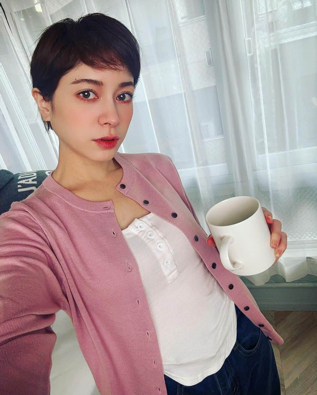 工藤ジェニファー茉侑のインスタグラム：「おはようございます。 too many thoughts on my mind... #☕️」