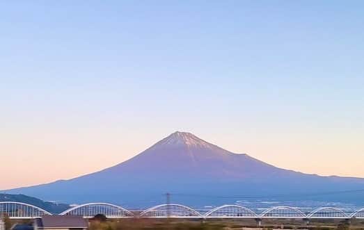 笠井信輔さんのインスタグラム写真 - (笠井信輔Instagram)「おはようございます 日曜日の朝からすみません  東京発6時 始発の新幹線に乗って、愛知県の知多市に向かっています  そうしたら、富士山が  朝日を浴びて さすがにこういった富士山はなかなか見る機会がないので、おすそ分けです　 (^_^)v  今日も1日がんばりましょう！」12月10日 7時58分 - shinsuke.kasai