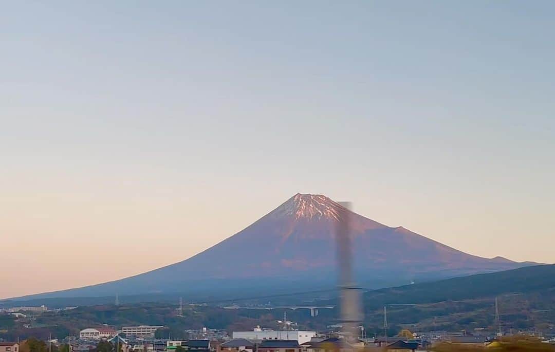 笠井信輔のインスタグラム：「おはようございます 日曜日の朝からすみません  東京発6時 始発の新幹線に乗って、愛知県の知多市に向かっています  そうしたら、富士山が  朝日を浴びて さすがにこういった富士山はなかなか見る機会がないので、おすそ分けです　 (^_^)v  今日も1日がんばりましょう！」