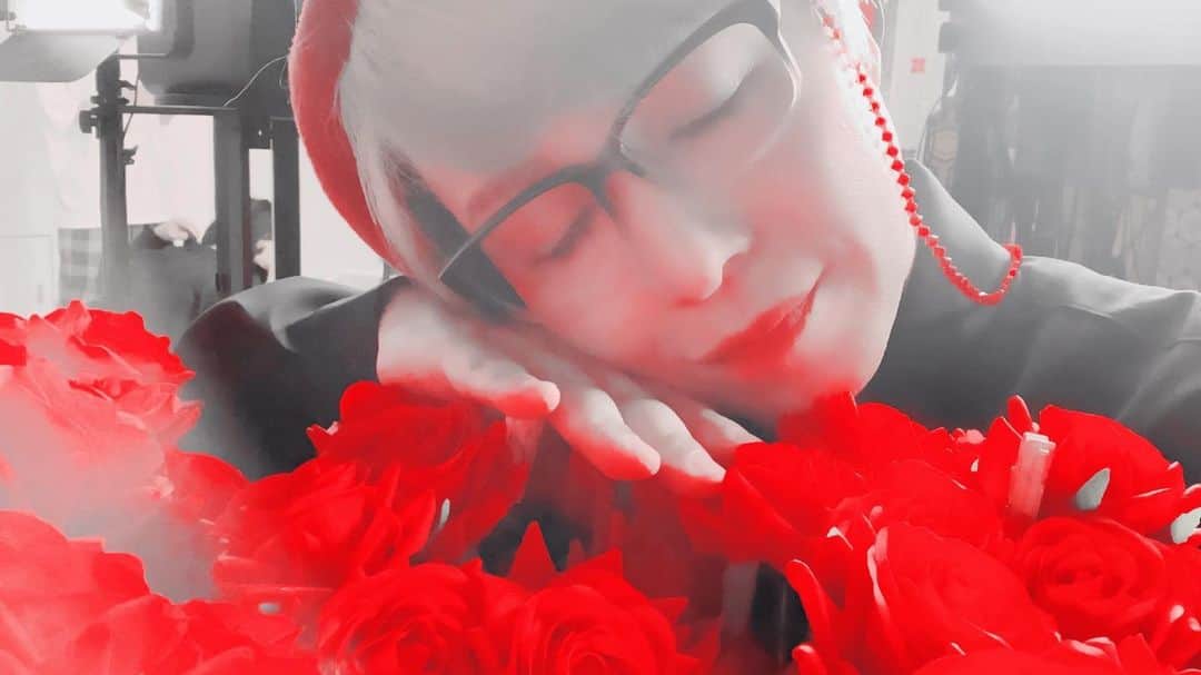 IZAMのインスタグラム：「G Morning World.🌎✨  When winter comes, I start to miss black tea. Thank you for your continued support today.👋☺️  #IZAM #izam #SHAZNA #shazna  #shazna好きと繋がりたい」