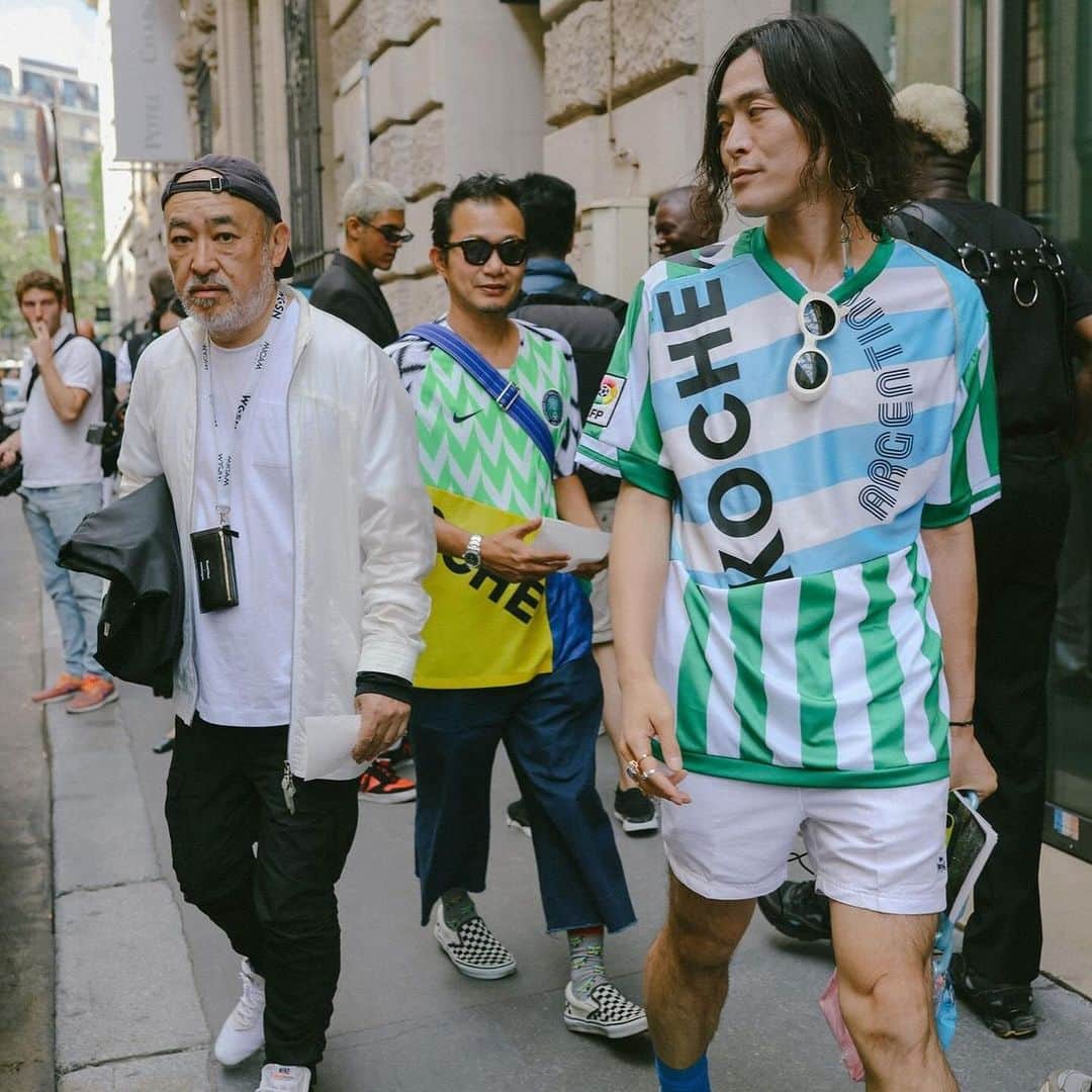 Vogue Runwayさんのインスタグラム写真 - (Vogue RunwayInstagram)「Everyone’s getting into the football craze. If you don’t believe us, take a look at Chanel, which took its latest Metiers d’Art collection to Manchester, and treated its guests to a Manchester United vs. Chelsea game the night before the show (complete with Chanel-ified versions of classic football merch). But the sports jersey is nothing new; it’s been a staple in our street style coverage for a few seasons now. Find the best soccer jerseys in street style at the link in bio. Go sports! Photographed by @mrstreetpeeper」12月10日 7時50分 - voguerunway