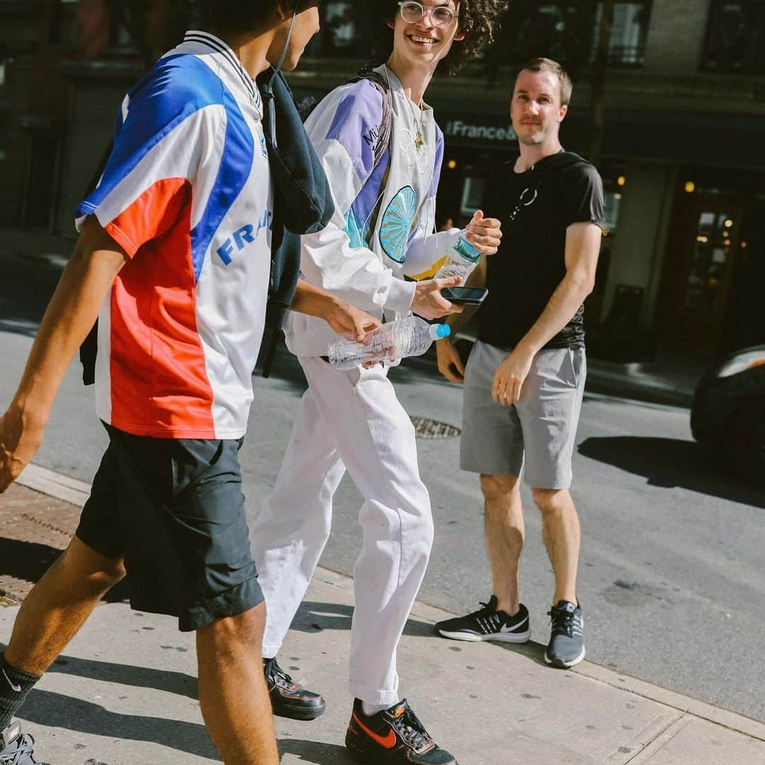 Vogue Runwayさんのインスタグラム写真 - (Vogue RunwayInstagram)「Everyone’s getting into the football craze. If you don’t believe us, take a look at Chanel, which took its latest Metiers d’Art collection to Manchester, and treated its guests to a Manchester United vs. Chelsea game the night before the show (complete with Chanel-ified versions of classic football merch). But the sports jersey is nothing new; it’s been a staple in our street style coverage for a few seasons now. Find the best soccer jerseys in street style at the link in bio. Go sports! Photographed by @mrstreetpeeper」12月10日 7時50分 - voguerunway