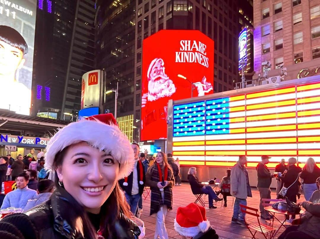 矢部あやのインスタグラム：「NYのクリスマスは人混みの思い出 街中にサンタたくさんいて楽しい」
