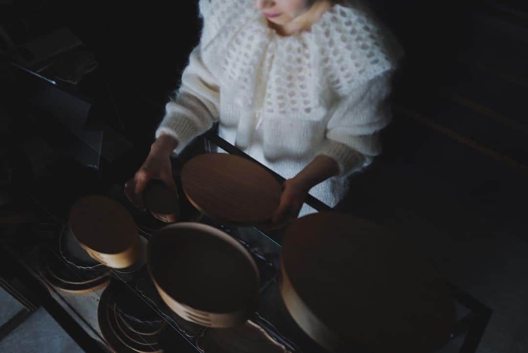 菊池亜希子さんのインスタグラム写真 - (菊池亜希子Instagram)「PETAL KNIT 🦢  『IFUJI the box tailor』 @IFUJI  ではたらく みどりちゃんの場合。  シルクとモヘアがミックスされた上質な糸を使って、ふんわり編み立てたニットです。持つと物凄く軽いです。雲みたいに軽いよ☁️雲を持ったことはないけど😂  みどりちゃん @midorinocoto  ホワイトお似合いすぎ🤍 撮影しながらしみじみ 「みどりちゃんて かわいいね...」 と何度も呟いてました🫠  PETAL KNITもpop-upに並びますヨ🦢🌷  online STOREは 本日12/10 20:00販売開始です💐 販売期間は12/17までです。  みどりちゃんの取材記事は fofofofaのHPに載ってるよ🫶🏻✨ @fofofofa_club  #leicaq2 #きくちのしゃしん」12月10日 8時07分 - kikuchiakiko_official
