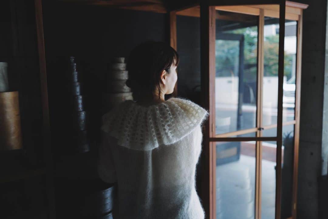 菊池亜希子さんのインスタグラム写真 - (菊池亜希子Instagram)「PETAL KNIT 🦢  『IFUJI the box tailor』 @IFUJI  ではたらく みどりちゃんの場合。  シルクとモヘアがミックスされた上質な糸を使って、ふんわり編み立てたニットです。持つと物凄く軽いです。雲みたいに軽いよ☁️雲を持ったことはないけど😂  みどりちゃん @midorinocoto  ホワイトお似合いすぎ🤍 撮影しながらしみじみ 「みどりちゃんて かわいいね...」 と何度も呟いてました🫠  PETAL KNITもpop-upに並びますヨ🦢🌷  online STOREは 本日12/10 20:00販売開始です💐 販売期間は12/17までです。  みどりちゃんの取材記事は fofofofaのHPに載ってるよ🫶🏻✨ @fofofofa_club  #leicaq2 #きくちのしゃしん」12月10日 8時07分 - kikuchiakiko_official