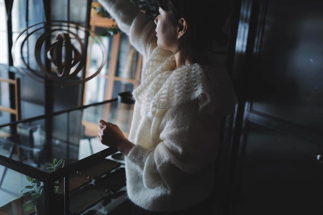 菊池亜希子さんのインスタグラム写真 - (菊池亜希子Instagram)「PETAL KNIT 🦢  『IFUJI the box tailor』 @IFUJI  ではたらく みどりちゃんの場合。  シルクとモヘアがミックスされた上質な糸を使って、ふんわり編み立てたニットです。持つと物凄く軽いです。雲みたいに軽いよ☁️雲を持ったことはないけど😂  みどりちゃん @midorinocoto  ホワイトお似合いすぎ🤍 撮影しながらしみじみ 「みどりちゃんて かわいいね...」 と何度も呟いてました🫠  PETAL KNITもpop-upに並びますヨ🦢🌷  online STOREは 本日12/10 20:00販売開始です💐 販売期間は12/17までです。  みどりちゃんの取材記事は fofofofaのHPに載ってるよ🫶🏻✨ @fofofofa_club  #leicaq2 #きくちのしゃしん」12月10日 8時07分 - kikuchiakiko_official