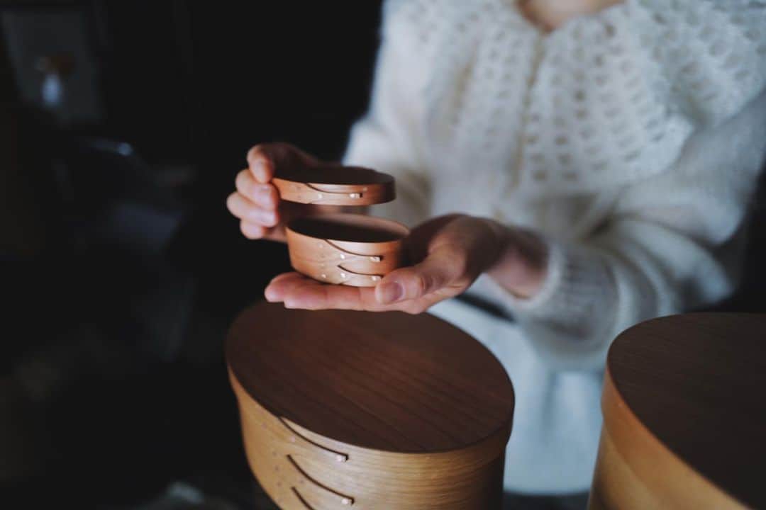 菊池亜希子さんのインスタグラム写真 - (菊池亜希子Instagram)「PETAL KNIT 🦢  『IFUJI the box tailor』 @IFUJI  ではたらく みどりちゃんの場合。  シルクとモヘアがミックスされた上質な糸を使って、ふんわり編み立てたニットです。持つと物凄く軽いです。雲みたいに軽いよ☁️雲を持ったことはないけど😂  みどりちゃん @midorinocoto  ホワイトお似合いすぎ🤍 撮影しながらしみじみ 「みどりちゃんて かわいいね...」 と何度も呟いてました🫠  PETAL KNITもpop-upに並びますヨ🦢🌷  online STOREは 本日12/10 20:00販売開始です💐 販売期間は12/17までです。  みどりちゃんの取材記事は fofofofaのHPに載ってるよ🫶🏻✨ @fofofofa_club  #leicaq2 #きくちのしゃしん」12月10日 8時07分 - kikuchiakiko_official
