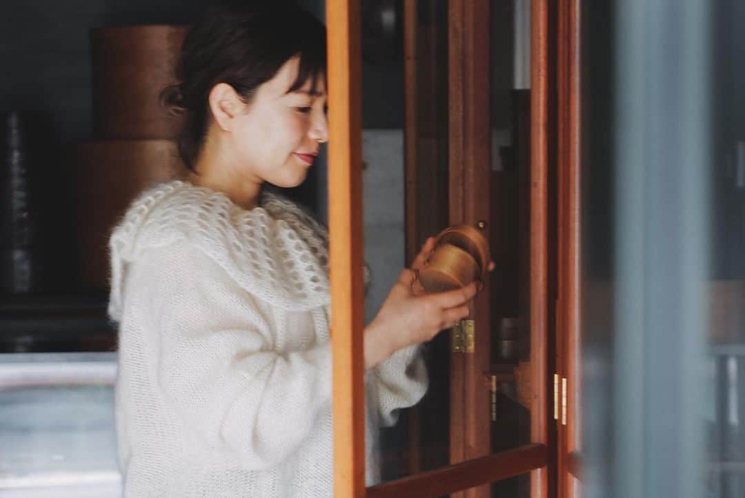 菊池亜希子さんのインスタグラム写真 - (菊池亜希子Instagram)「PETAL KNIT 🦢  『IFUJI the box tailor』 @IFUJI  ではたらく みどりちゃんの場合。  シルクとモヘアがミックスされた上質な糸を使って、ふんわり編み立てたニットです。持つと物凄く軽いです。雲みたいに軽いよ☁️雲を持ったことはないけど😂  みどりちゃん @midorinocoto  ホワイトお似合いすぎ🤍 撮影しながらしみじみ 「みどりちゃんて かわいいね...」 と何度も呟いてました🫠  PETAL KNITもpop-upに並びますヨ🦢🌷  online STOREは 本日12/10 20:00販売開始です💐 販売期間は12/17までです。  みどりちゃんの取材記事は fofofofaのHPに載ってるよ🫶🏻✨ @fofofofa_club  #leicaq2 #きくちのしゃしん」12月10日 8時07分 - kikuchiakiko_official