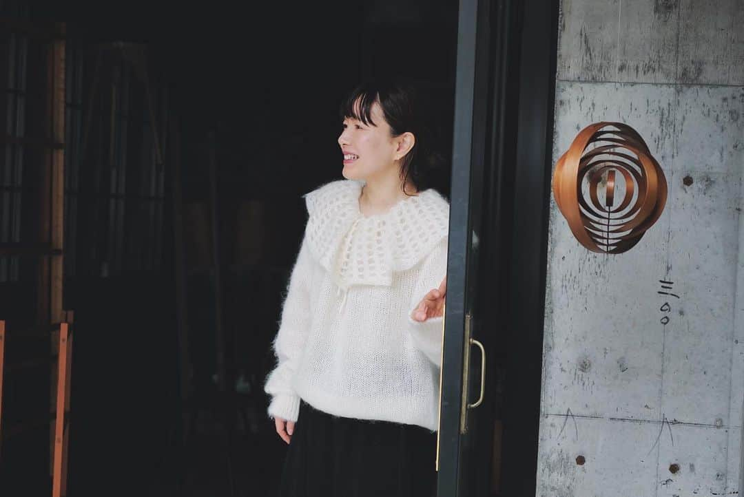 菊池亜希子さんのインスタグラム写真 - (菊池亜希子Instagram)「PETAL KNIT 🦢  『IFUJI the box tailor』 @IFUJI  ではたらく みどりちゃんの場合。  シルクとモヘアがミックスされた上質な糸を使って、ふんわり編み立てたニットです。持つと物凄く軽いです。雲みたいに軽いよ☁️雲を持ったことはないけど😂  みどりちゃん @midorinocoto  ホワイトお似合いすぎ🤍 撮影しながらしみじみ 「みどりちゃんて かわいいね...」 と何度も呟いてました🫠  PETAL KNITもpop-upに並びますヨ🦢🌷  online STOREは 本日12/10 20:00販売開始です💐 販売期間は12/17までです。  みどりちゃんの取材記事は fofofofaのHPに載ってるよ🫶🏻✨ @fofofofa_club  #leicaq2 #きくちのしゃしん」12月10日 8時07分 - kikuchiakiko_official