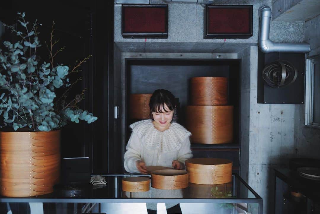 菊池亜希子のインスタグラム：「PETAL KNIT 🦢  『IFUJI the box tailor』 @IFUJI  ではたらく みどりちゃんの場合。  シルクとモヘアがミックスされた上質な糸を使って、ふんわり編み立てたニットです。持つと物凄く軽いです。雲みたいに軽いよ☁️雲を持ったことはないけど😂  みどりちゃん @midorinocoto  ホワイトお似合いすぎ🤍 撮影しながらしみじみ 「みどりちゃんて かわいいね...」 と何度も呟いてました🫠  PETAL KNITもpop-upに並びますヨ🦢🌷  online STOREは 本日12/10 20:00販売開始です💐 販売期間は12/17までです。  みどりちゃんの取材記事は fofofofaのHPに載ってるよ🫶🏻✨ @fofofofa_club  #leicaq2 #きくちのしゃしん」