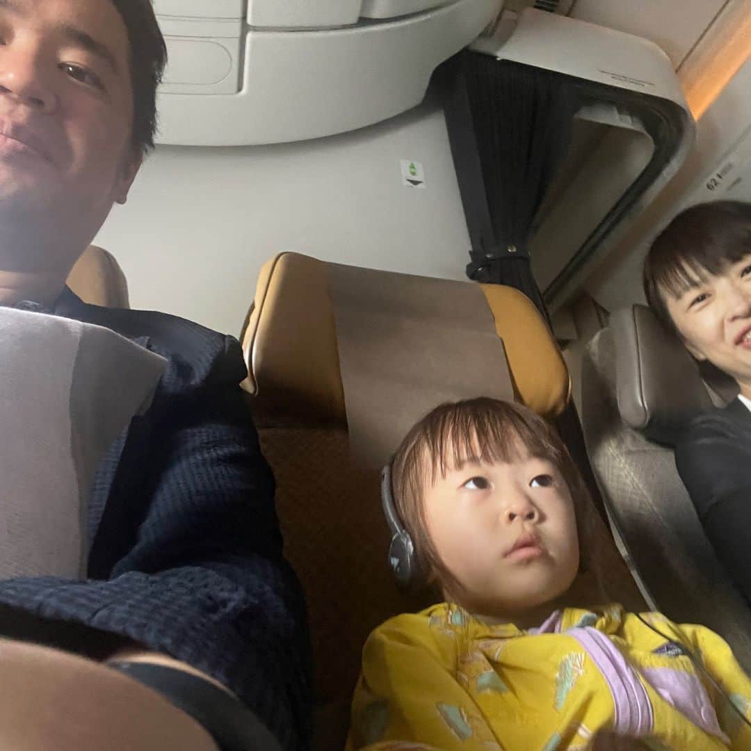 おのだのインスタグラム：「どうも、おのだです。  昨日のプレミア公開はアレで参加できませんでしたが、 今回は、シンガポール航空のエコノミーで、モルディブ（マレ）からシンガポールに行きました✈️🇸🇬 飛行時間は約4時間です。  航空券は、1人2万マイルで予約しました。料金を支払う場合は、約5〜6万円です！  シンガポールのチャンギ国際空港に着いた後は、空港にあるホテルに宿泊しました。 空港が見えるプールがあり、雰囲気も良さそうでした。  モルディブは満喫しましたが、これでこの旅行は終わりではありません。 次回は、ロイヤルカリビアンのクルーズに乗船予定です！ お楽しみに✨  #シンガポール航空」