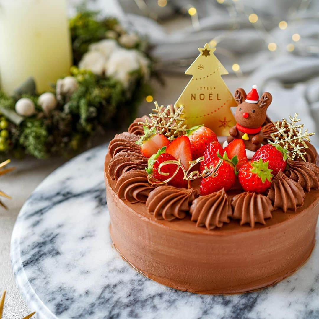 Ayaさんのインスタグラム写真 - (AyaInstagram)「卵・乳製品不使用、グルテンフリーのクリスマスチョコレートケーキ  おはようございます😊  　@cotta_corecle さんのお仕事で作成したクリスマスケーキレシピ第三弾は、卵・乳製品不使用のグルテンフリーのクリスマスケーキです😊  チョコレートクリームは乳化剤を使っていないオーガニックのダーククーベルチュールチョコレートを使っているので、チョコレートに含まれる乳化剤や全粉乳が気になる方も安心してお召し上がりいただけます✨  また、チョコレートがビターなため、基本のチョコクリームが出来た後に砂糖と、豆乳クリームを足してお好みの甘さや濃さに調整できます👍  ミルキー感が欲しい時は豆乳クリームを増やし、甘さをさらに足したい場合は砂糖を加えてください😊(途中から砂糖を加える場合は、ミルで砂糖の粒子を細かくするとすぐに馴染みます。)  食べられる方に合わせて.味見をしながらクリームを調整してみてください😊  レシピは　@cotta_tomorrow のサイト内にあります😊 よかったらチェックしてみて下さい。  今日のこちらの予想気温は２１度🤣 もうすぐクリスマスとは思えない暑さですね😂  天気もよく、気温が高いうちにお掃除もしたほうが良いかな…  とりあえず今日はお風呂の天井だけは絶対やります🤣💪  それでは、よい一日をお過ごし下さい😊✨  #手作り#手作りクリスマスケーキ#クリスマス #cottatomorrow#cotta　#体にやさしい　#クリスマスレシピ#プラントベース#クリスマスケーキ#チョコレートケーキ #卵不使用#乳製品不使用#卵乳不使用#ヴィーガン #ヴィーガンレシピ」12月10日 8時09分 - aya_m08