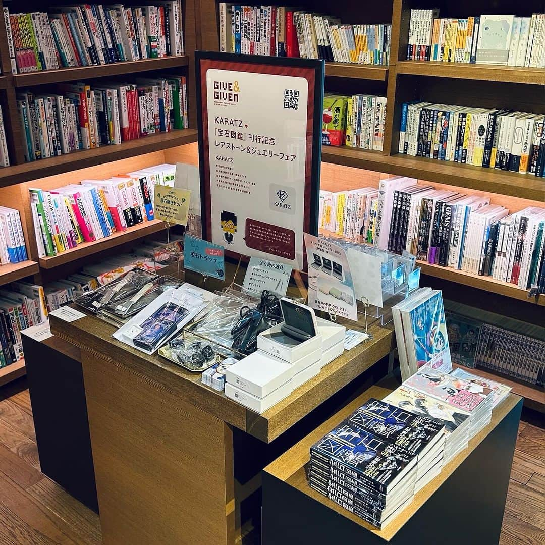 代官山 蔦屋書店　DAIKANYAMA T-SITEさんのインスタグラム写真 - (代官山 蔦屋書店　DAIKANYAMA T-SITEInstagram)「⁡ 【フェア】KARATZ『宝石図鑑』刊行記念 レアストーン＆ジュエリーフェア ⁡ 蔦屋書店1号館 1階 2023年12月08日(金) - 12月24日(日) ⁡ 今年7月に日本文芸社より刊行した、KARATZ初の著書となる『宝石図鑑』。 発売から3ヶ月経たずして3度目の重版が決定し、蔦屋書店でも好評発売中のこの本の刊行を記念し、期間限定SHOPをOPENします。 『宝石図鑑』に写真を掲載している宝石の実物展示と販売を中心に、   ●一般的なジュエリーショップでは取り扱わないようなレアストーンやレアクォリティのジュエリー ●世界三大希少石「パライバトルマリン」「パパラチアサファイア」「アレキサンドライト」のルースやジュエリー ●スリランカ産サファイア（グラスボディ）をはじめとした原石 ●桜が浮かび上がる宝石（シミズ貴石「さくらインカット」） ●切子の技法を宝石に応用して発明された「甲州貴石切子」 ●美しい宝石の画像を使ったグッズ ●自宅で簡単にできる「原石磨きセット」 などが並びます。 ※週によって展示内容の一部が変更となる予定です。   さらに、手塚治虫氏の代表作のひとつ『リボンの騎士』とのコラボレーションジュエリー、人気漫画『七つ屋志のぶの宝石匣』に登場する宝石の販売など、盛りだくさんの内容で皆さまをお待ちしております。   ココでしか見ることのできない素敵な宝石との出会いがあるかもしれません。 ご自身へのご褒美や大切な方へのギフトを探しに、ぜひお越しください。   【プロフィール】 KARATZ (カラッツ) 宝石鑑定士が運営し、国内最大級の宝石専門情報メディア「KARATZ Gem Magazine」や各種SNSを中心に宝石にまつわる多くの情報を日々発信する。 ほかに、宝石専門通販サイト「KARATZ　STORE」の運営、米国宝石学会（GIA）や国際宝飾展（IJT)での講演、小学生以上のお子さまや宝石好きの方を対象とした講演やイベントの開催などを通し、宝石をより身近に感じ楽しんでもらえるよう、多岐にわたり活動中。2023年7月には初の著書本として「宝石図鑑」も刊行。 ⁡ #KARATZ #代官山蔦屋書店 #DAIKANYAMATSUTAYABOOKS #DAIKANYAMATSITE」12月10日 8時13分 - daikanyama.tsutaya