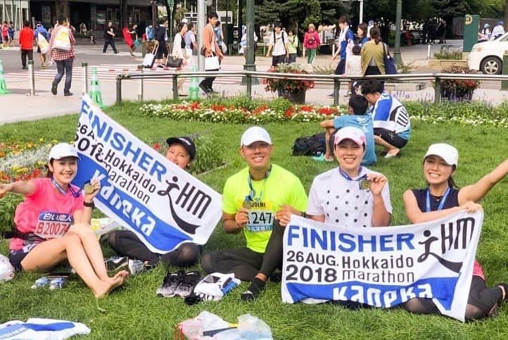 Yuri Sakuraiさんのインスタグラム写真 - (Yuri SakuraiInstagram)「来年2月18日の 沖縄マラソンまで3ヶ月をきって、 ようやく重い腰をあげて練習をスタート。  フルマラソンは次で4回目、 そして今回約4年半振りのチャレンジ。  毎回走ってる最中はなんで挑戦しちゃったんだろう。 という後悔でいっぱいだけど、 やっぱり終わると達成感と、 フルマラソン後半きつくなった時に、 自分が頑張れるのか、 諦める気持ちが出てくるのかなど、 自分の弱さにきづけたり、 そこから頑張れたりする精神力をつけられるのを感じ、 また挑戦したい気持ちが出てくるのです。  最近、練習をはじめて、私の年齢ですら、 体力の衰えを感じたり、体の痛みを感じてるなかで(笑)、 一緒に練習をしてる菊池さんは、 約94kmの巨体で、毎日ウォーキングとランニングで ほぼフルマラソン位の距離を淡々と継続しています。  一緒に練習してても、 全然追いつけず、 継続することでの土台の強さや、 精神力の強さを実感中。  マラソン体型じゃない菊池さんの最高タイムは4時間7分。  私の最高タイムは4時間半。 そして沖縄マラソンは高低差が100mと アップダウンが激しいコースで、 前回の沖縄マラソンは4時間36分。  今回はこれを越えられるかといったら、 正直きびしいですが(笑)、精一杯頑張る！！  人生で1度はフルマラソンの挑戦いいもんですよ😁 ちなみに沖縄マラソンエントリーが今日の 23:59までなので、一緒に挑戦しましょ😁  #フルマラソン #沖縄マラソン #マラソン #ランニング #ジョギング#マラソン女子  #マラソントレーニング  #マラソン大会  #ラントレ #夜ラン #夜ランニング #沖縄 #ウミカジテラス #瀬長島#沖縄移住 #沖縄移住生活 #running #marathon #fullmarathon  #okinawa #okinawalife」12月10日 8時33分 - yuri_sakuraiii