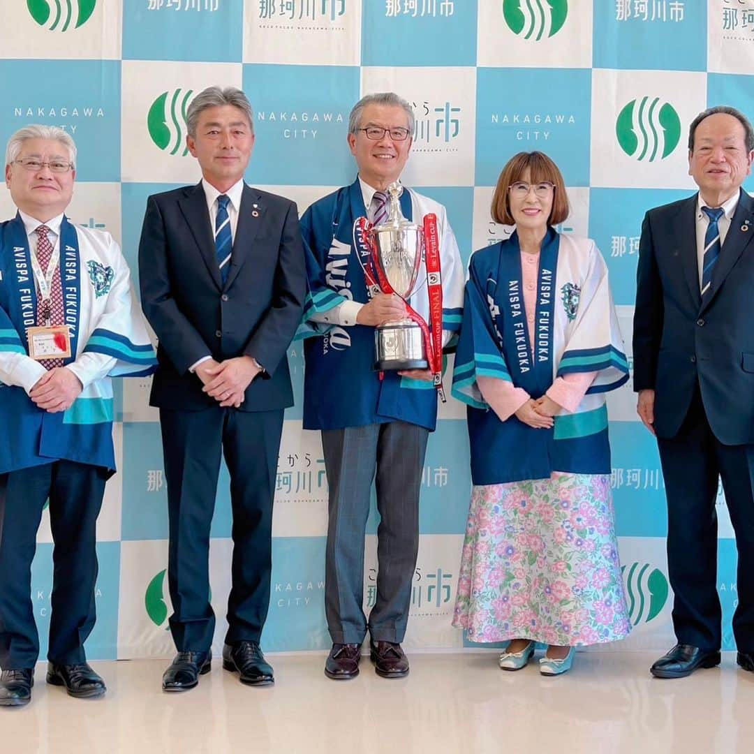 岩本初恵さんのインスタグラム写真 - (岩本初恵Instagram)「アビスパ優勝 おめでとう御座います🏆  アビスパの 長谷部監督様 素敵な方でした  選手達の やりやすい様に みんなで一丸となって 走り続けましたと 言われてました  常に笑顔で 応援してくださる 温かい声援が  選手達の励みに なりましたと 熱く語られてました  素敵な言葉 素敵な笑顔  はっちゃんのオンラインサロンでも アビスパを 応援してます  那珂川大使として 花束贈呈式 幸せを頂きました🏆  １２月に入って 慌ただしくなってますが  来年に向けて やる気ムンムン 優勝トロフィーから 頂きました  皆様へ アビスパ優勝トロフィー🏆  やる気ムンムンが 皆様にも 届きます様に🙇‍♀️🙏  幸せのお裾分け 🏆  #アビスパ福岡  #優勝  #長谷部誠  #監督  #イケメン  #表敬訪問  #花束贈呈式  #那珂川大使  #那珂川市  #最高の街  #はっちゃん #武末市長」12月10日 8時37分 - hatsue_iwamoto