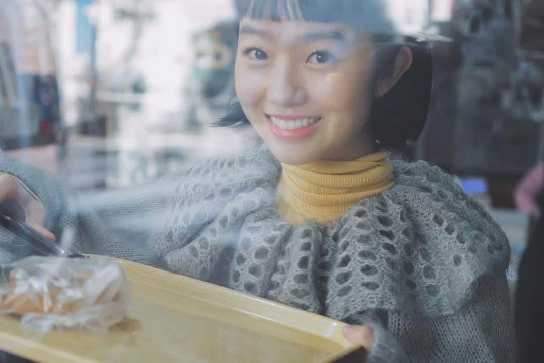 菊池亜希子さんのインスタグラム写真 - (菊池亜希子Instagram)「PETAL KNIT  ブルーグレーを相川茉穂ちゃんに着てもらいました🫠 🐦🦭🐋❄️💙 @mahoaikawa3   写真に私の「好き」がダダ漏れていますね😇あいあいを何度も撮っている大辻さん @photsuji から「記事みたよ。写真ぜんぶよかった」って連絡きて、「だろ〜🥴」って、思いました🥹カメラの技術はないけれど、被写体への愛は溢れるほどあります💪  こちらも、pop-upに登場します。 オンラインは本日12/10 20:00販売開始ですよん。 オンラインサイト、オープンしてますので、是非チェックしてみてください💐  グレー成分多めだけど、ほんのりブルーが混ざってる。このなんとも言えないブルーグレーのニットをたまご色でまとめてコーディネートしてくれた茉穂ちゃん🐣かわいいがすぎました。たまご色あいあい、ゆでたまご肌なあいあい…🥺好き。  詳しくは @fofofofa_club オンラインサイトを見てね。  photo @kikuchiakiko_official  edit @talkinguka  #leicaq2  #きくちのしゃしん」12月10日 8時39分 - kikuchiakiko_official