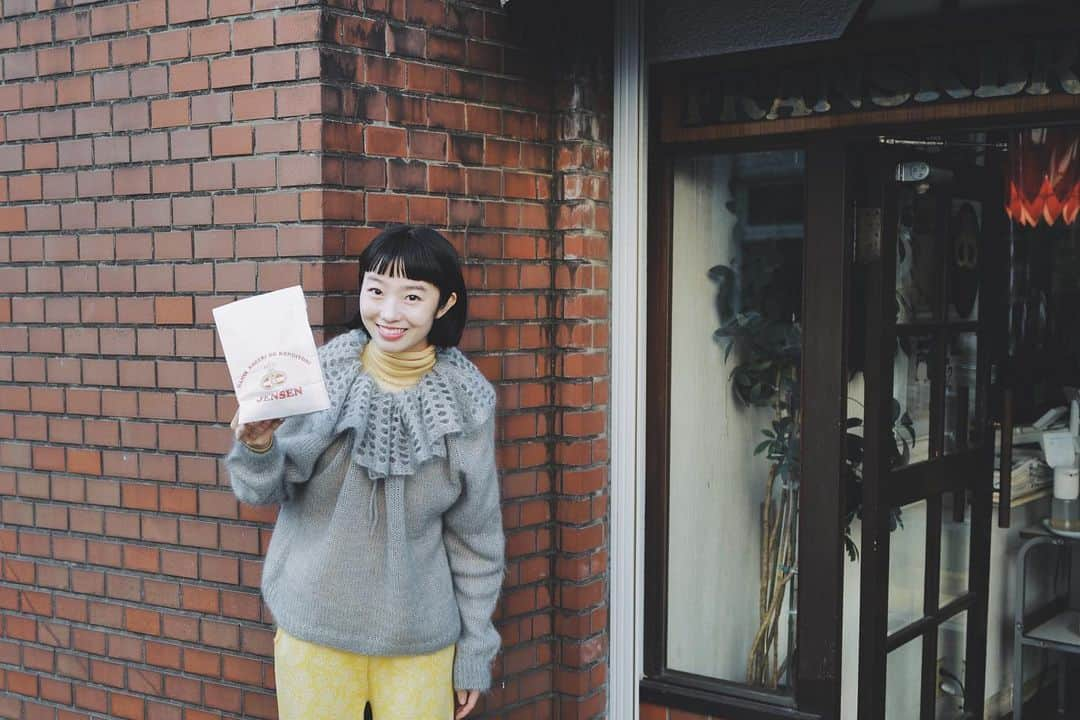 菊池亜希子さんのインスタグラム写真 - (菊池亜希子Instagram)「PETAL KNIT  ブルーグレーを相川茉穂ちゃんに着てもらいました🫠 🐦🦭🐋❄️💙 @mahoaikawa3   写真に私の「好き」がダダ漏れていますね😇あいあいを何度も撮っている大辻さん @photsuji から「記事みたよ。写真ぜんぶよかった」って連絡きて、「だろ〜🥴」って、思いました🥹カメラの技術はないけれど、被写体への愛は溢れるほどあります💪  こちらも、pop-upに登場します。 オンラインは本日12/10 20:00販売開始ですよん。 オンラインサイト、オープンしてますので、是非チェックしてみてください💐  グレー成分多めだけど、ほんのりブルーが混ざってる。このなんとも言えないブルーグレーのニットをたまご色でまとめてコーディネートしてくれた茉穂ちゃん🐣かわいいがすぎました。たまご色あいあい、ゆでたまご肌なあいあい…🥺好き。  詳しくは @fofofofa_club オンラインサイトを見てね。  photo @kikuchiakiko_official  edit @talkinguka  #leicaq2  #きくちのしゃしん」12月10日 8時39分 - kikuchiakiko_official