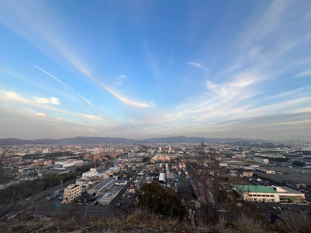 日下裕江さんのインスタグラム写真 - (日下裕江Instagram)「『亀島山花と緑の丘公園』  長いネーミングw  こんなとこにこんな景色の良い公園があったなんて 知らなかったー✨  ウォーキングにも良いし、 景色良くて気持ちいい✨  玉島、瀬戸内海、水島工業地帯が見渡せる丘の上の公園｡:ஐ⋆*  春はソメイヨシノで満開になるみたい🌸 春にまた来てみたい❀.*･ﾟ  ✴︎✳︎＊  倉敷で有名な洋食屋さん 『洋食ひなた』へ行ってみた🍽️  いつも満席で並ぶみたいだけれど、 東京の待ち時間に比べたらなんのその！笑 田舎で地元民だけで、観光客なしでこんなにいつも並ぶって凄いと思う！  男飯ってくらい、全て量が多いんだけれど、  人気No. 1のチキン南蛮と 同等No.2のデミグラスハンバーグと和風ハンバーグを 3人でシェア🍴  どれも美味しかった〜💕  ハンバーグはふわふわで、旨みがギュッと詰まってて美味しいし、チキン南蛮も柔らかくて、肉汁とソースが絡み合って美味しかったです😋  野菜と味噌汁も付いてるのが嬉しかったな♪*。  今度は他のメニューも食べてみたいな✴︎✳︎＊  #亀島山花と緑の丘公園 #景色の良い公園 #眺めの良い公園 #ナイスビュー #洋食ひなた #洋食 #倉敷洋食」12月10日 8時46分 - hiroe___h