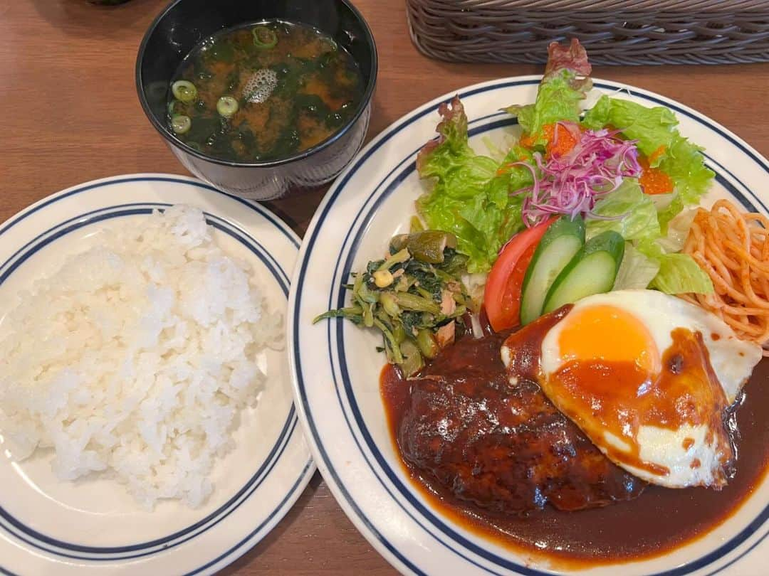 日下裕江さんのインスタグラム写真 - (日下裕江Instagram)「『亀島山花と緑の丘公園』  長いネーミングw  こんなとこにこんな景色の良い公園があったなんて 知らなかったー✨  ウォーキングにも良いし、 景色良くて気持ちいい✨  玉島、瀬戸内海、水島工業地帯が見渡せる丘の上の公園｡:ஐ⋆*  春はソメイヨシノで満開になるみたい🌸 春にまた来てみたい❀.*･ﾟ  ✴︎✳︎＊  倉敷で有名な洋食屋さん 『洋食ひなた』へ行ってみた🍽️  いつも満席で並ぶみたいだけれど、 東京の待ち時間に比べたらなんのその！笑 田舎で地元民だけで、観光客なしでこんなにいつも並ぶって凄いと思う！  男飯ってくらい、全て量が多いんだけれど、  人気No. 1のチキン南蛮と 同等No.2のデミグラスハンバーグと和風ハンバーグを 3人でシェア🍴  どれも美味しかった〜💕  ハンバーグはふわふわで、旨みがギュッと詰まってて美味しいし、チキン南蛮も柔らかくて、肉汁とソースが絡み合って美味しかったです😋  野菜と味噌汁も付いてるのが嬉しかったな♪*。  今度は他のメニューも食べてみたいな✴︎✳︎＊  #亀島山花と緑の丘公園 #景色の良い公園 #眺めの良い公園 #ナイスビュー #洋食ひなた #洋食 #倉敷洋食」12月10日 8時46分 - hiroe___h