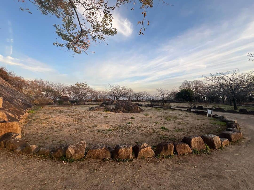 日下裕江さんのインスタグラム写真 - (日下裕江Instagram)「『亀島山花と緑の丘公園』  長いネーミングw  こんなとこにこんな景色の良い公園があったなんて 知らなかったー✨  ウォーキングにも良いし、 景色良くて気持ちいい✨  玉島、瀬戸内海、水島工業地帯が見渡せる丘の上の公園｡:ஐ⋆*  春はソメイヨシノで満開になるみたい🌸 春にまた来てみたい❀.*･ﾟ  ✴︎✳︎＊  倉敷で有名な洋食屋さん 『洋食ひなた』へ行ってみた🍽️  いつも満席で並ぶみたいだけれど、 東京の待ち時間に比べたらなんのその！笑 田舎で地元民だけで、観光客なしでこんなにいつも並ぶって凄いと思う！  男飯ってくらい、全て量が多いんだけれど、  人気No. 1のチキン南蛮と 同等No.2のデミグラスハンバーグと和風ハンバーグを 3人でシェア🍴  どれも美味しかった〜💕  ハンバーグはふわふわで、旨みがギュッと詰まってて美味しいし、チキン南蛮も柔らかくて、肉汁とソースが絡み合って美味しかったです😋  野菜と味噌汁も付いてるのが嬉しかったな♪*。  今度は他のメニューも食べてみたいな✴︎✳︎＊  #亀島山花と緑の丘公園 #景色の良い公園 #眺めの良い公園 #ナイスビュー #洋食ひなた #洋食 #倉敷洋食」12月10日 8時46分 - hiroe___h