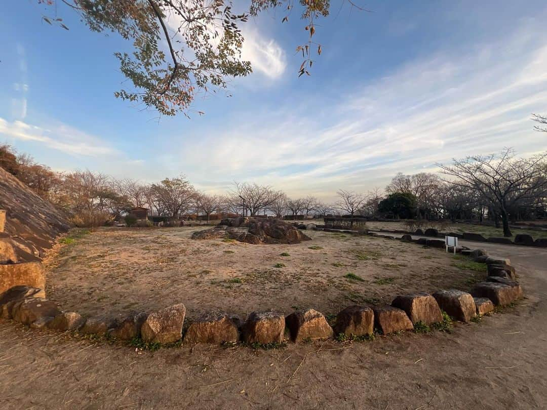 日下裕江さんのインスタグラム写真 - (日下裕江Instagram)「『亀島山花と緑の丘公園』  長いネーミングw  こんなとこにこんな景色の良い公園があったなんて 知らなかったー✨  ウォーキングにも良いし、 景色良くて気持ちいい✨  玉島、瀬戸内海、水島工業地帯が見渡せる丘の上の公園｡:ஐ⋆*  春はソメイヨシノで満開になるみたい🌸 春にまた来てみたい❀.*･ﾟ  ✴︎✳︎＊  倉敷で有名な洋食屋さん 『洋食ひなた』へ行ってみた🍽️  いつも満席で並ぶみたいだけれど、 東京の待ち時間に比べたらなんのその！笑 田舎で地元民だけで、観光客なしでこんなにいつも並ぶって凄いと思う！  男飯ってくらい、全て量が多いんだけれど、  人気No. 1のチキン南蛮と 同等No.2のデミグラスハンバーグと和風ハンバーグを 3人でシェア🍴  どれも美味しかった〜💕  ハンバーグはふわふわで、旨みがギュッと詰まってて美味しいし、チキン南蛮も柔らかくて、肉汁とソースが絡み合って美味しかったです😋  野菜と味噌汁も付いてるのが嬉しかったな♪*。  今度は他のメニューも食べてみたいな✴︎✳︎＊  #亀島山花と緑の丘公園 #景色の良い公園 #眺めの良い公園 #ナイスビュー #洋食ひなた #洋食 #倉敷洋食」12月10日 8時46分 - hiroe___h