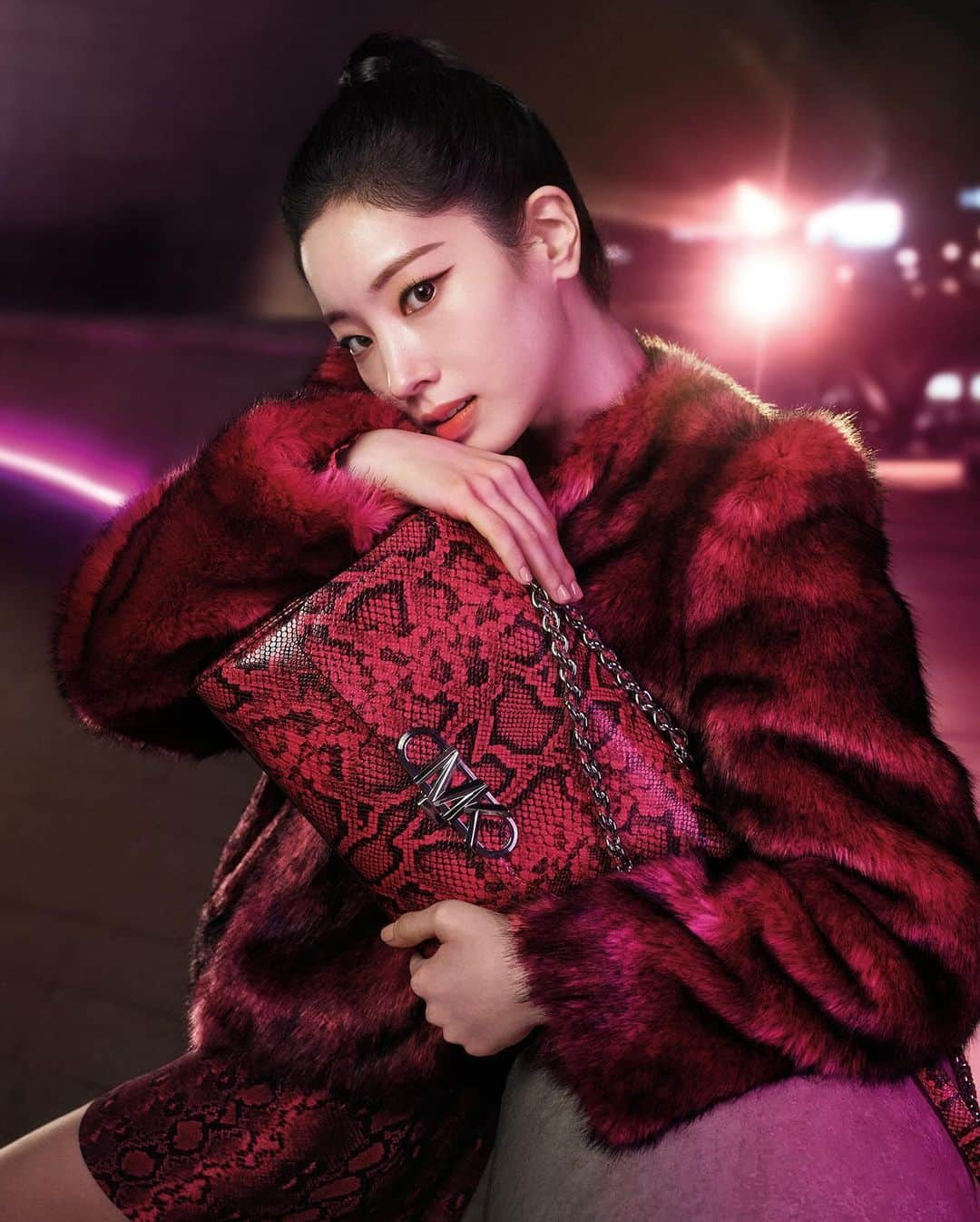 マイケルコースのインスタグラム：「Global Brand Ambassador #Dahyun, of global group #Twice, steals the show in statement outerwear and the Parker snake-embossed bag, shot on location in Seoul. #MichaelKors  Photographed by @LachlanBailey」