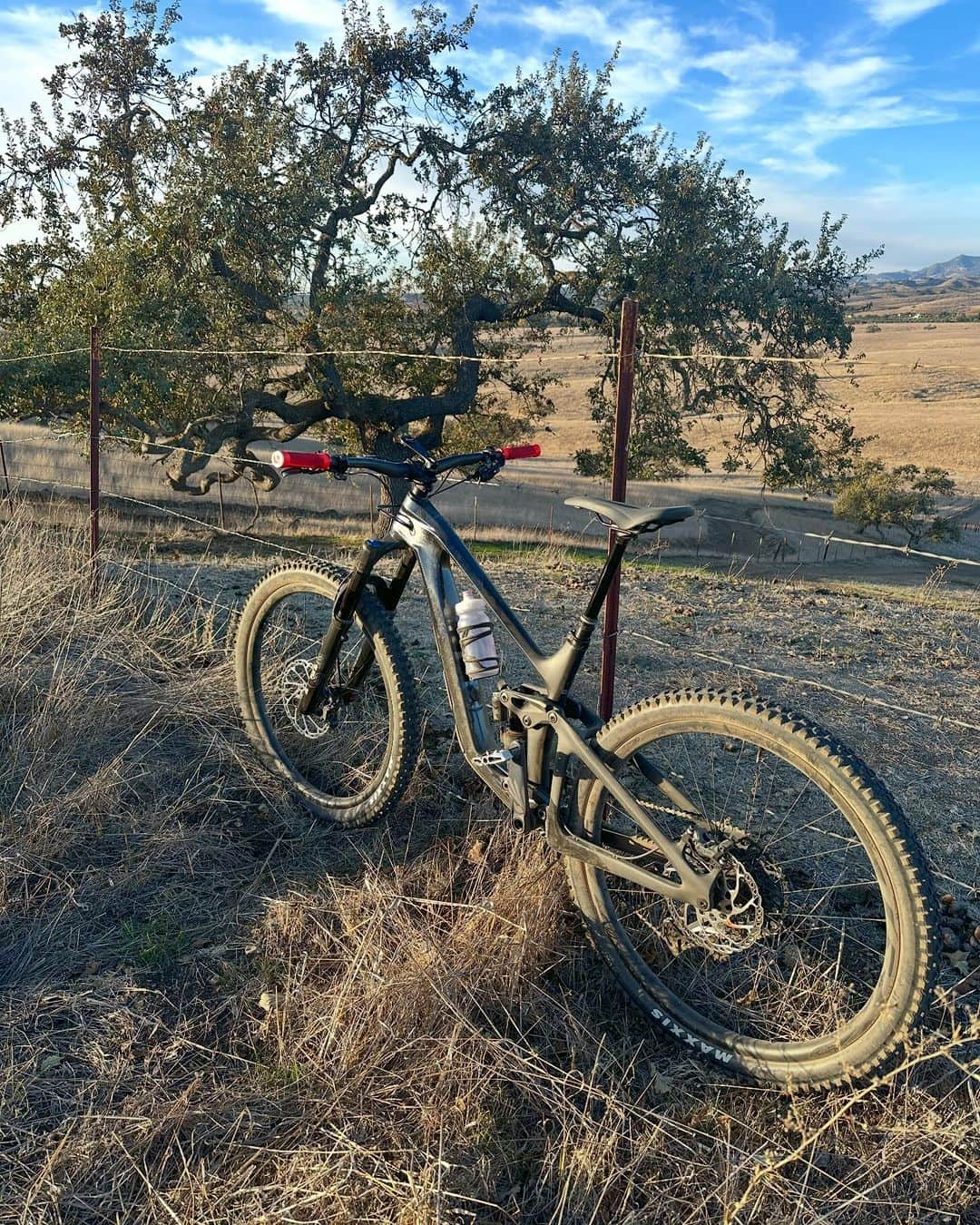 ケアリー・ハートさんのインスタグラム写真 - (ケアリー・ハートInstagram)「Man, what long week. But enjoying a pedal and a beer!!!! Happy Saturday, everyone 🤘🏼🤘🏼🤘🏼. @housebeer @giantbicyclesusa」12月10日 9時04分 - hartluck