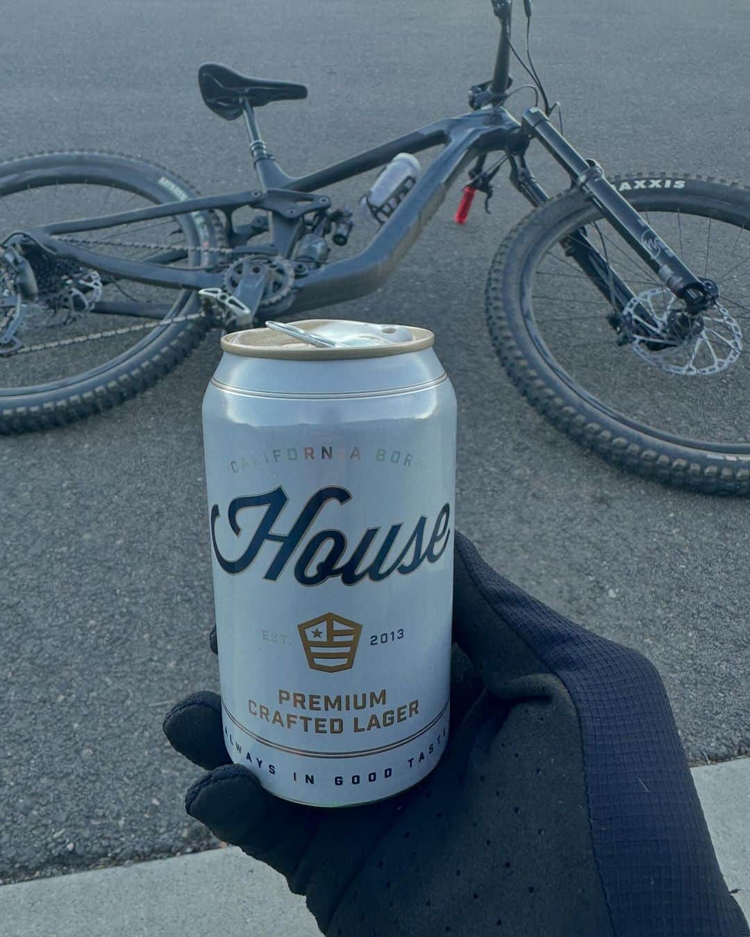 ケアリー・ハートのインスタグラム：「Man, what long week. But enjoying a pedal and a beer!!!! Happy Saturday, everyone 🤘🏼🤘🏼🤘🏼. @housebeer @giantbicyclesusa」