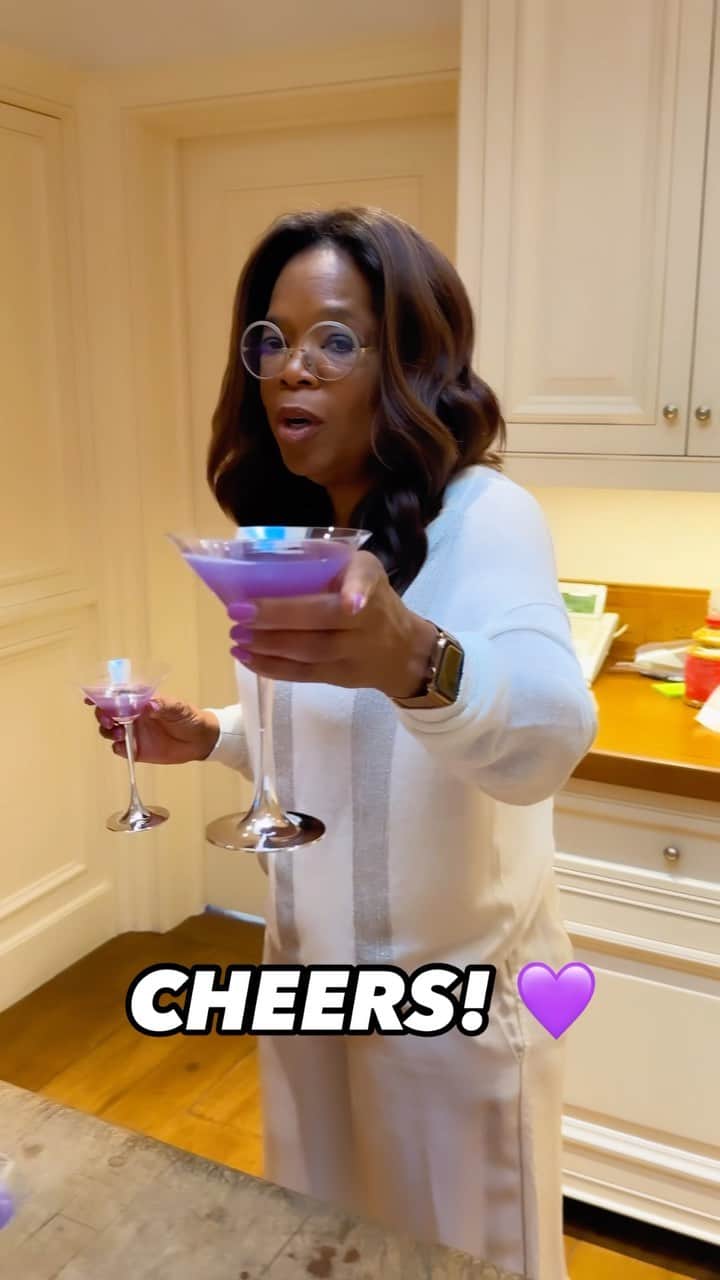 オプラ・ウィンフリーのインスタグラム：「@thecolorpurple has taken over my life so much that now we’re making Purple drinks at my house. Recipe in the video by @lerafranklin that you can make cocktails or mocktails—and just in time for the movie 💜」