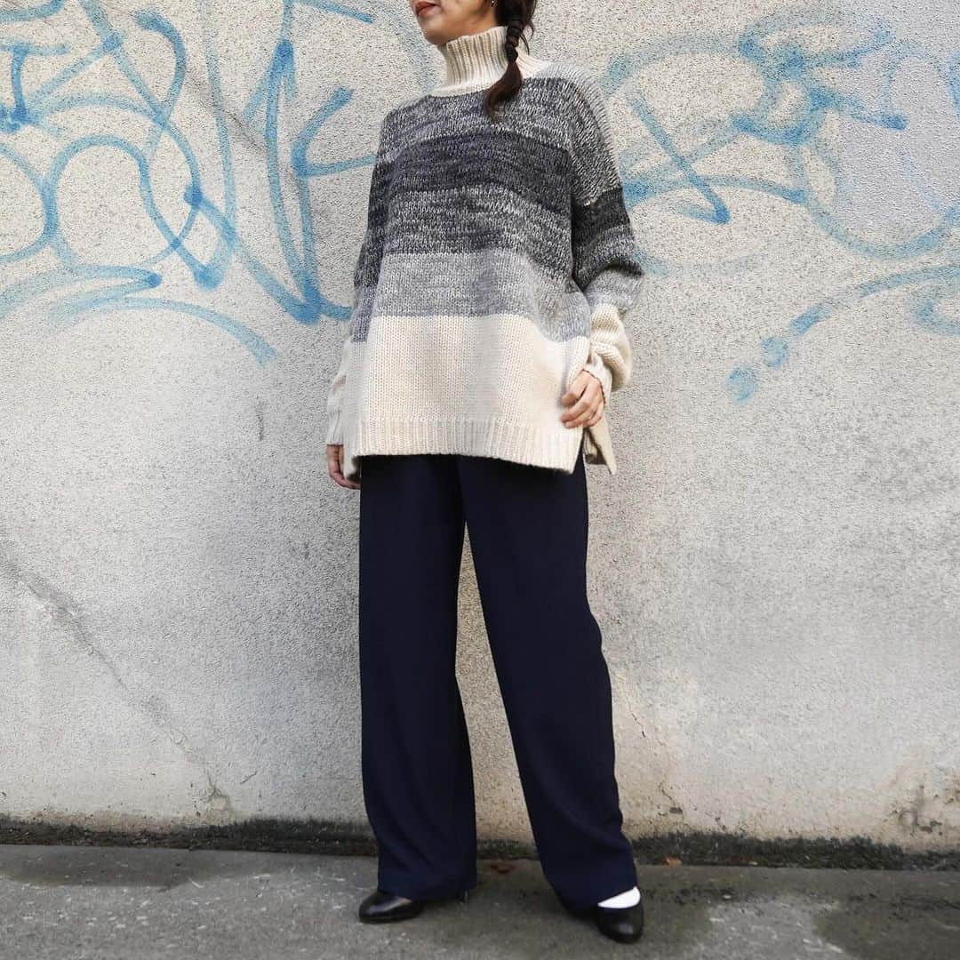 MāWさんのインスタグラム写真 - (MāWInstagram)「. [CLANE]  GRADATION BORDER WIDE KNIT TOPS.  ウールとモヘヤの2種類の糸を使用したグラデーションが特徴的のボーダー柄のニット。 ウールベースでモヘヤを1本入れることにより素材の柔らかさと膨らみを表現しています。柄の色合いと本数のバランスを変えてグラデーションに拘ったボーダーデザインがポイントです。  ヒップが隠れるワイドサイズなので、様々なパンツに合わせやすい1枚で映えるニットトップスです。  -  #mawsapporo #MāW #insonlinestore #clane #sapporo #hokkaido #23aw」12月10日 9時18分 - maw_sapporo