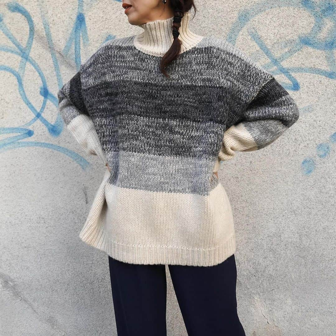 MāWさんのインスタグラム写真 - (MāWInstagram)「. [CLANE]  GRADATION BORDER WIDE KNIT TOPS.  ウールとモヘヤの2種類の糸を使用したグラデーションが特徴的のボーダー柄のニット。 ウールベースでモヘヤを1本入れることにより素材の柔らかさと膨らみを表現しています。柄の色合いと本数のバランスを変えてグラデーションに拘ったボーダーデザインがポイントです。  ヒップが隠れるワイドサイズなので、様々なパンツに合わせやすい1枚で映えるニットトップスです。  -  #mawsapporo #MāW #insonlinestore #clane #sapporo #hokkaido #23aw」12月10日 9時18分 - maw_sapporo