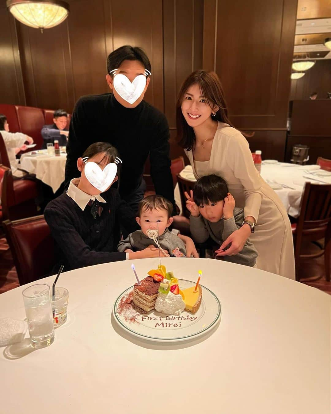 井上麻衣さんのインスタグラム写真 - (井上麻衣Instagram)「次女👶🏻First Birthday🎂💕  毎日色んな表情を見せてくれて可愛くて堪らない みんなの癒し🌿 早くもお姉ちゃんになるけど、、、笑 皆んなに負けじとすくすく成長してね✨  . . . #happybirthday#1歳誕生日#1歳 #4児の母#4児のママ」12月10日 9時19分 - mai_inoue