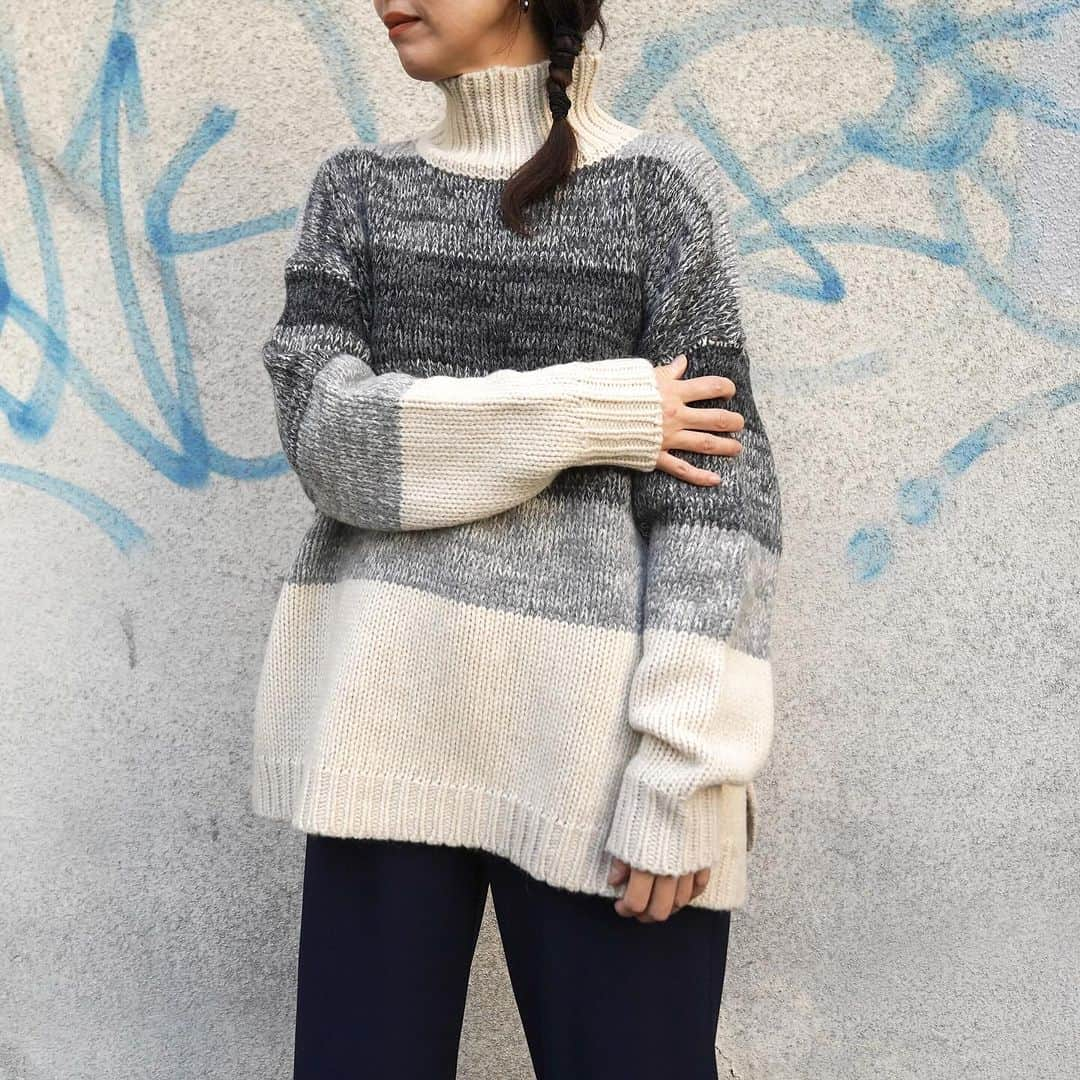 MāWさんのインスタグラム写真 - (MāWInstagram)「. [CLANE]  GRADATION BORDER WIDE KNIT TOPS.  ウールとモヘヤの2種類の糸を使用したグラデーションが特徴的のボーダー柄のニット。 ウールベースでモヘヤを1本入れることにより素材の柔らかさと膨らみを表現しています。柄の色合いと本数のバランスを変えてグラデーションに拘ったボーダーデザインがポイントです。  ヒップが隠れるワイドサイズなので、様々なパンツに合わせやすい1枚で映えるニットトップスです。  -  #mawsapporo #MāW #insonlinestore #clane #sapporo #hokkaido #23aw」12月10日 9時20分 - maw_sapporo