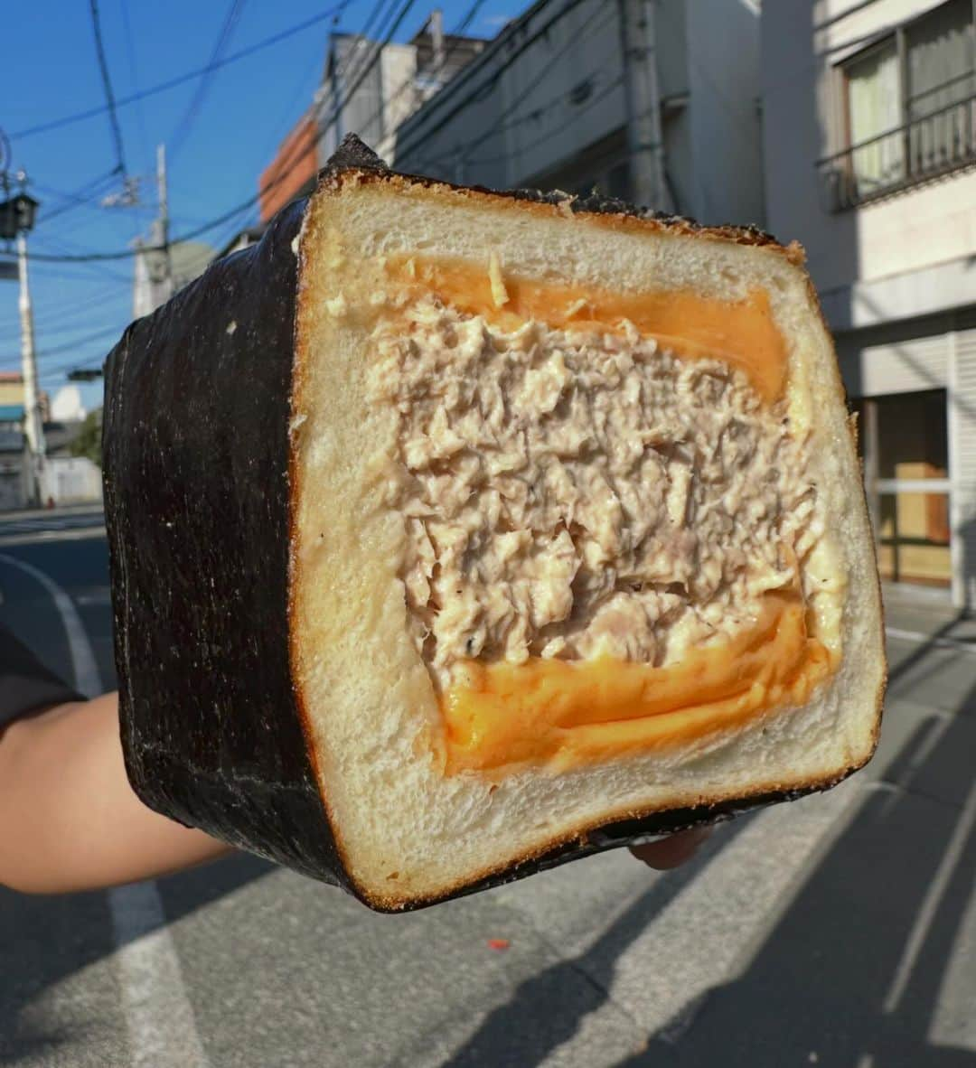 Coffee & Toast Tokyoさんのインスタグラム写真 - (Coffee & Toast TokyoInstagram)「"かぶりつき" のり巻ぱん‼︎ 🖤🤍🖤🤍🖤🤍🖤🤍🖤🤍  “I’m not making art, I’m making sushi.”  たっぷりのツナマヨを詰め込んだパンに クルッと海苔を巻いて。  海苔の香ばしさとクリミーなツナマヨの組み合わせがたまらんです。かぶりつきで！ 😋😋😋  . . . . . #かぶりつきのり巻ぱん #海苔巻き  #ツナサンド  #ツナマヨパン  #tuna  #norimaki  #sushi  #sushiroll  #sushitime  #のり巻き  #三軒茶屋ランチ  #世田谷線カフェ  #パンスタグラム  #東京カフェ  #三軒茶屋カフェ #三軒茶屋  #パン #三茶カフェ  #三茶 #田園都市線カフェ #コーヒーアンドトースト  #coffeeandtoast #foodie #foodielife #japnesefood」12月10日 9時21分 - coffeetoast2