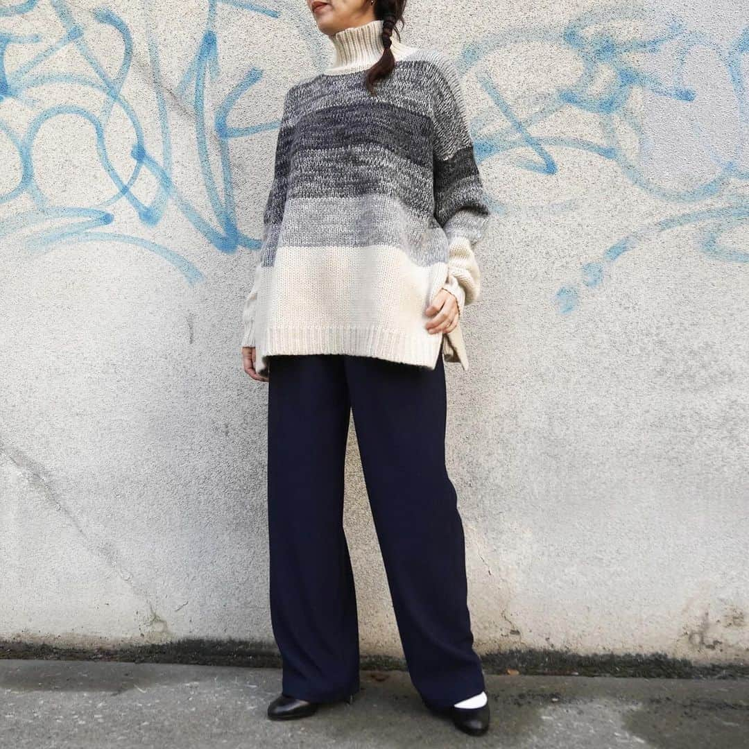 MāWさんのインスタグラム写真 - (MāWInstagram)「. [CLANE]  GRADATION BORDER WIDE KNIT TOPS.  ウールとモヘヤの2種類の糸を使用したグラデーションが特徴的のボーダー柄のニット。 ウールベースでモヘヤを1本入れることにより素材の柔らかさと膨らみを表現しています。柄の色合いと本数のバランスを変えてグラデーションに拘ったボーダーデザインがポイントです。  ヒップが隠れるワイドサイズなので、様々なパンツに合わせやすい1枚で映えるニットトップスです。  -  #mawsapporo #MāW #insonlinestore #clane #sapporo #hokkaido #23aw」12月10日 9時23分 - maw_sapporo